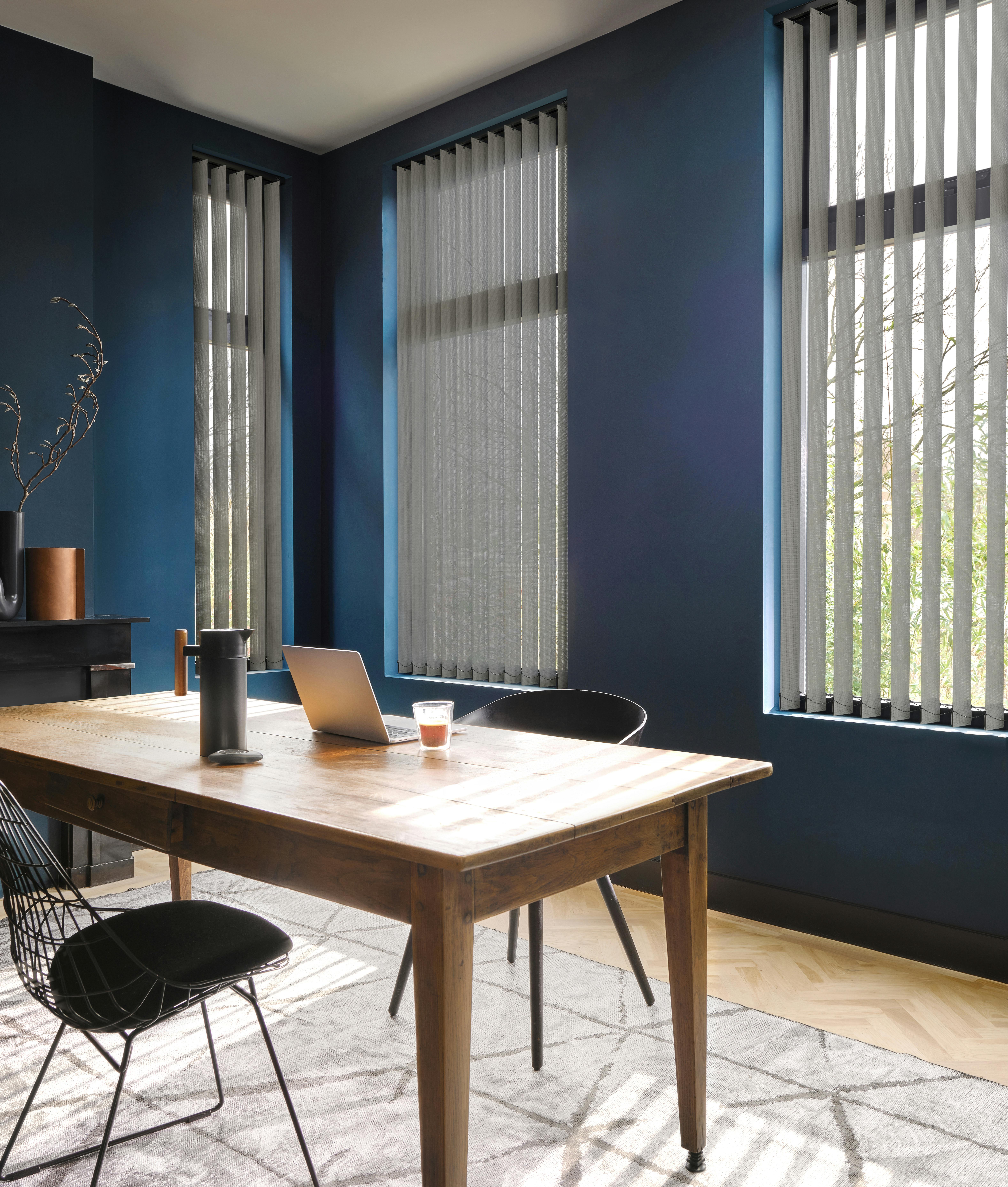 Stores californiens gris dans un bureau à domicile bleu