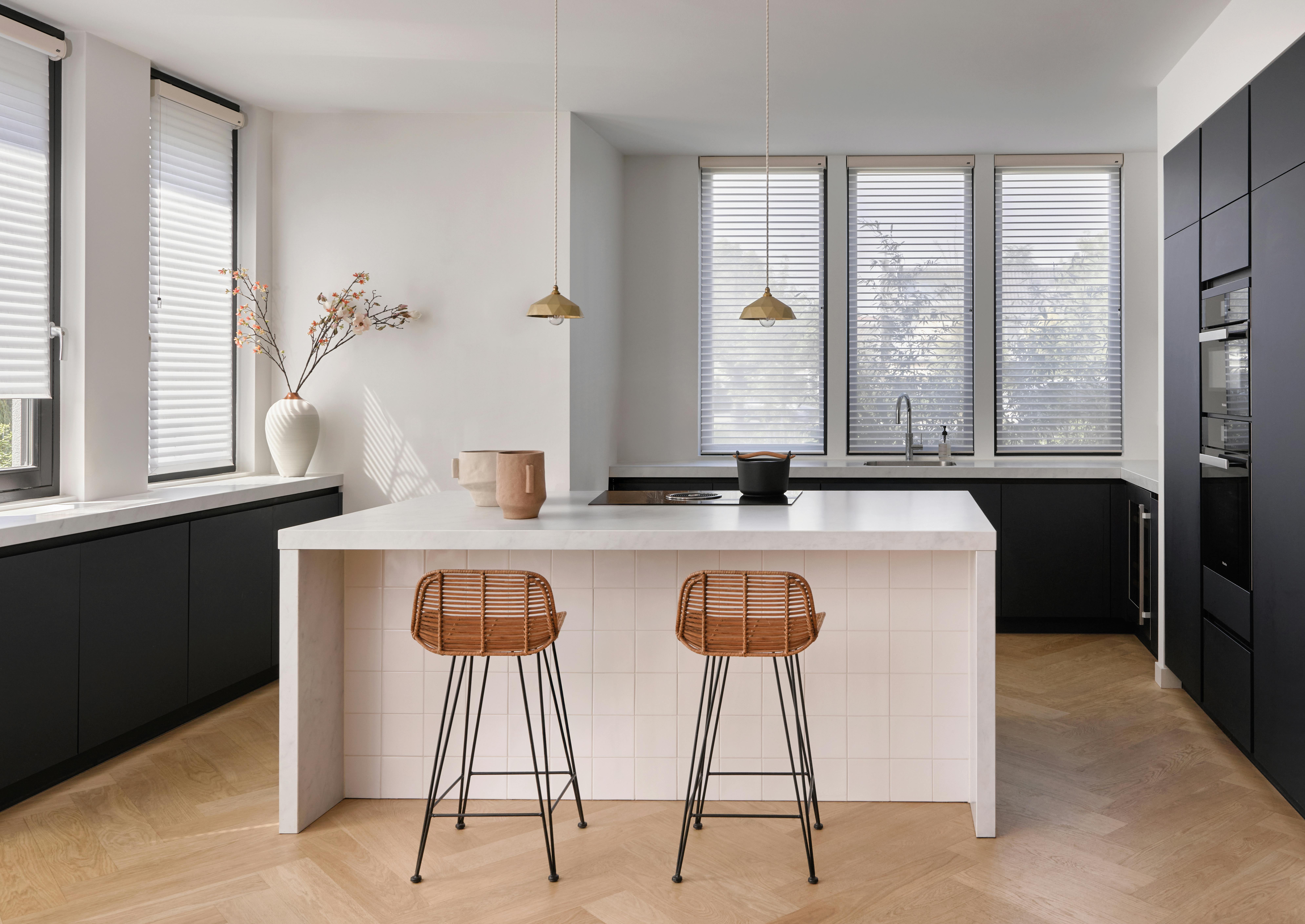 Witte Silhouette® shades in een moderne keuken met kookeiland