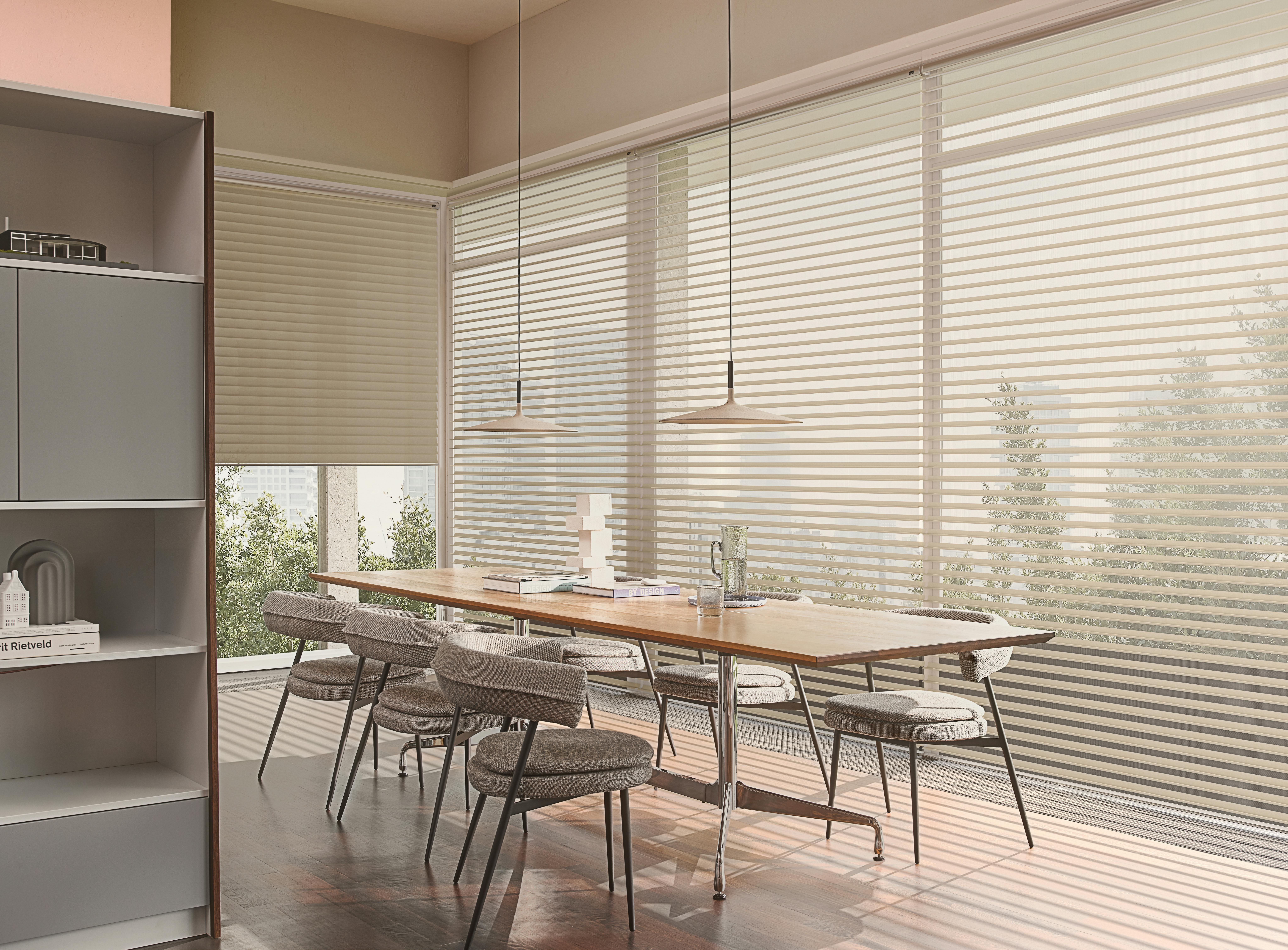 Cremefargede Silhouette®-gardiner ved store vinduer i en moderne spisestue