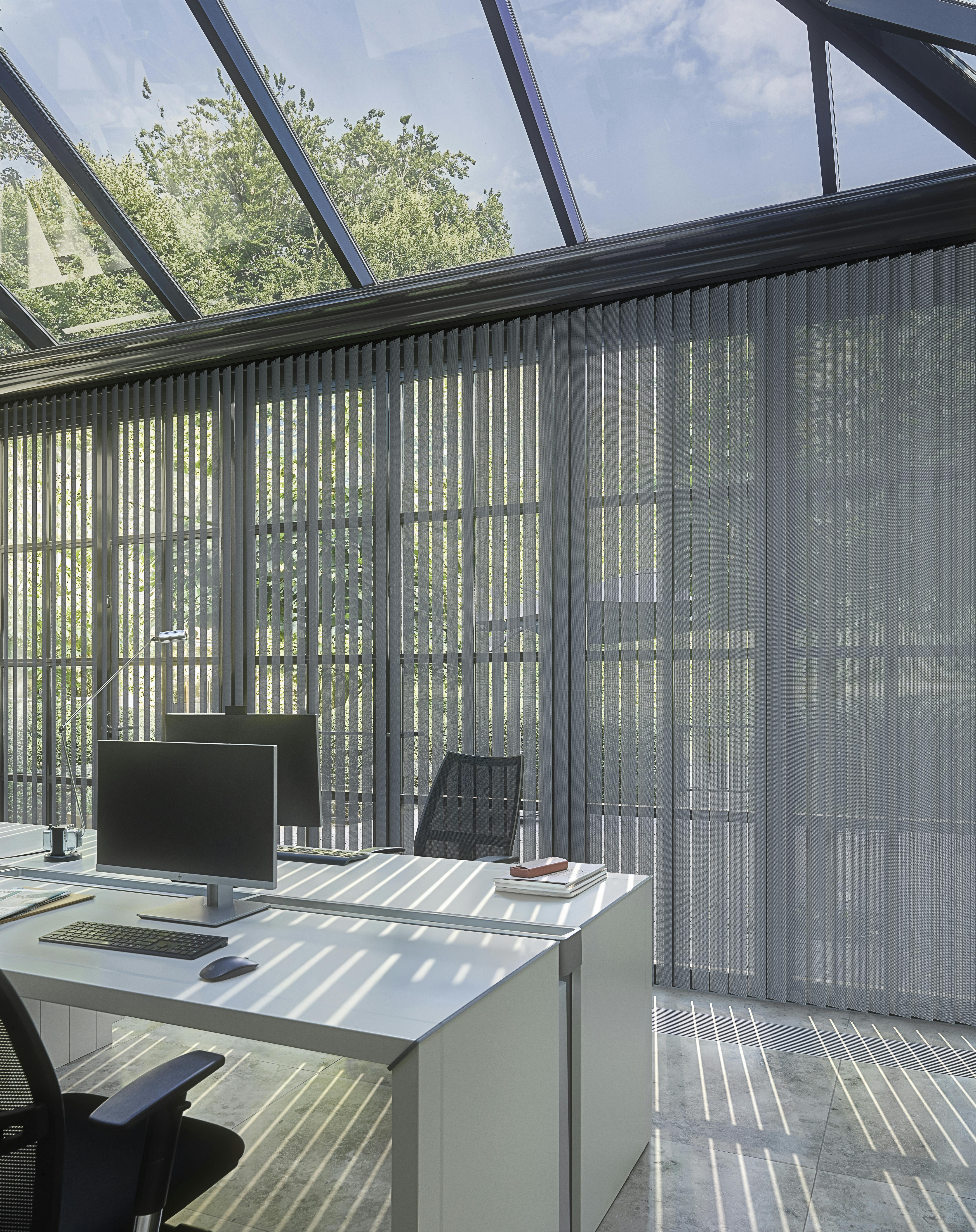 Stores californiens gris dans un bureau à domicile de style véranda