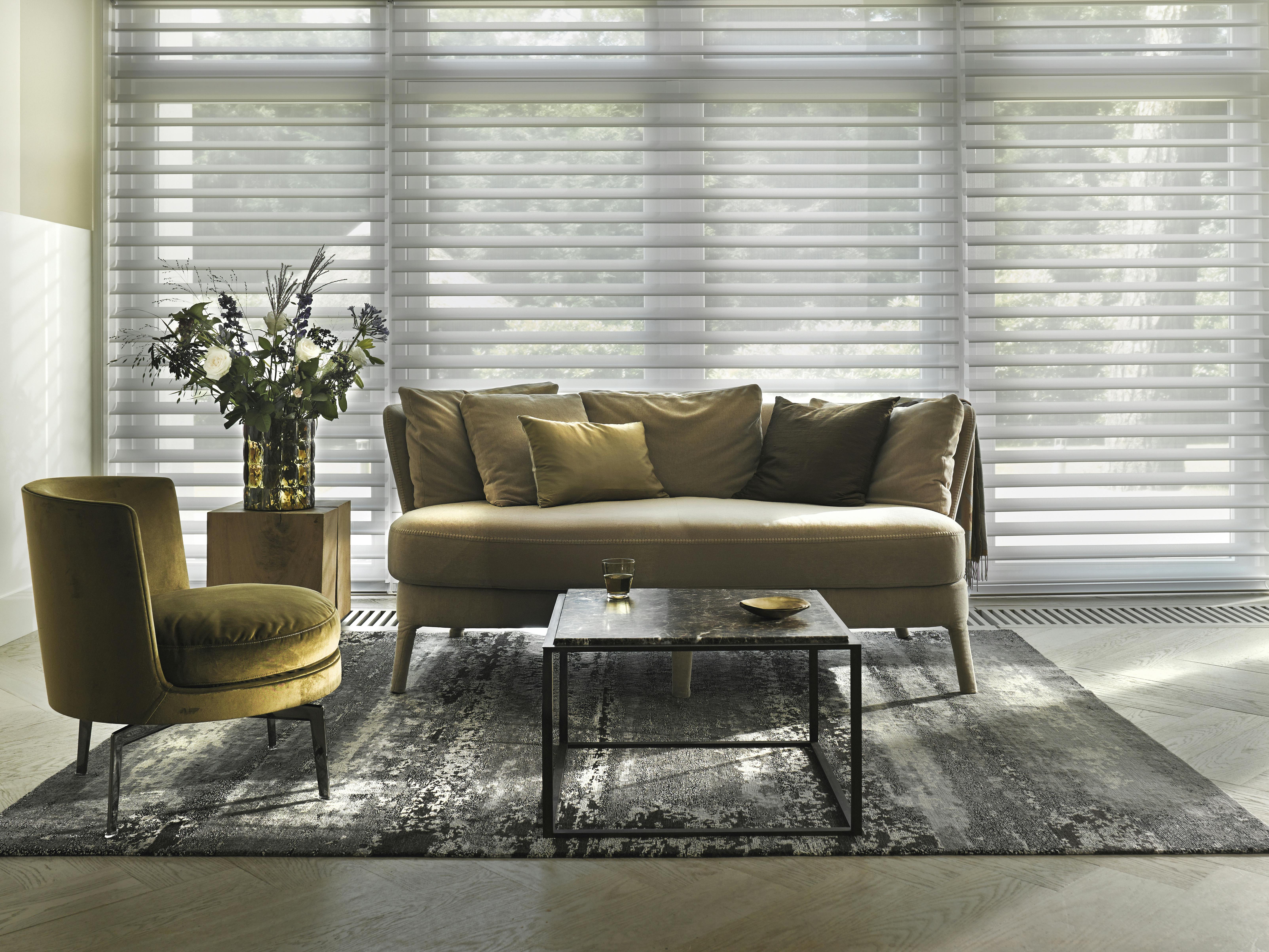 Witte Silhouette® shades in een woonkamer