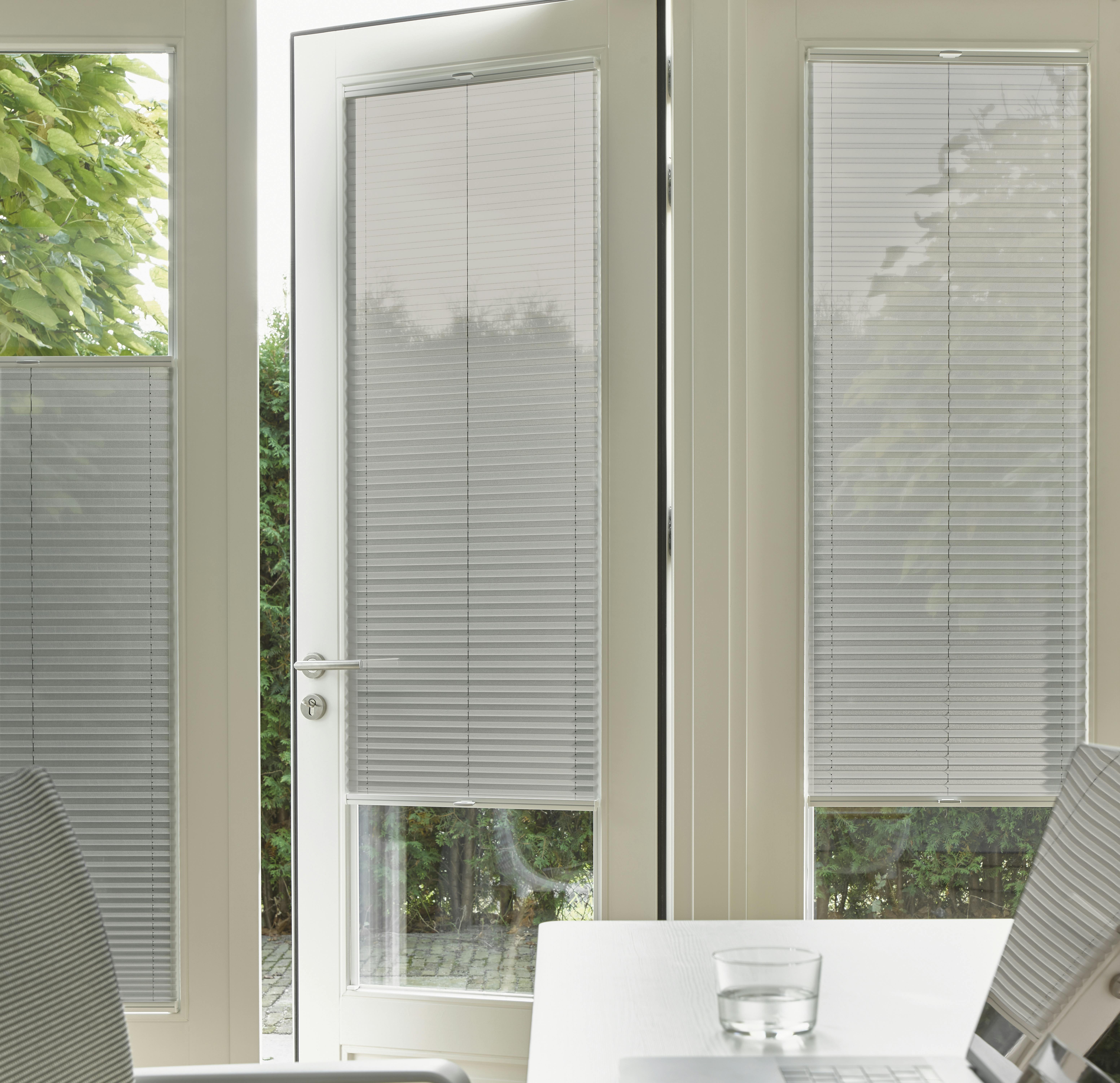 Grijze plissé shades op openslaande deuren met TruFit-oplossing