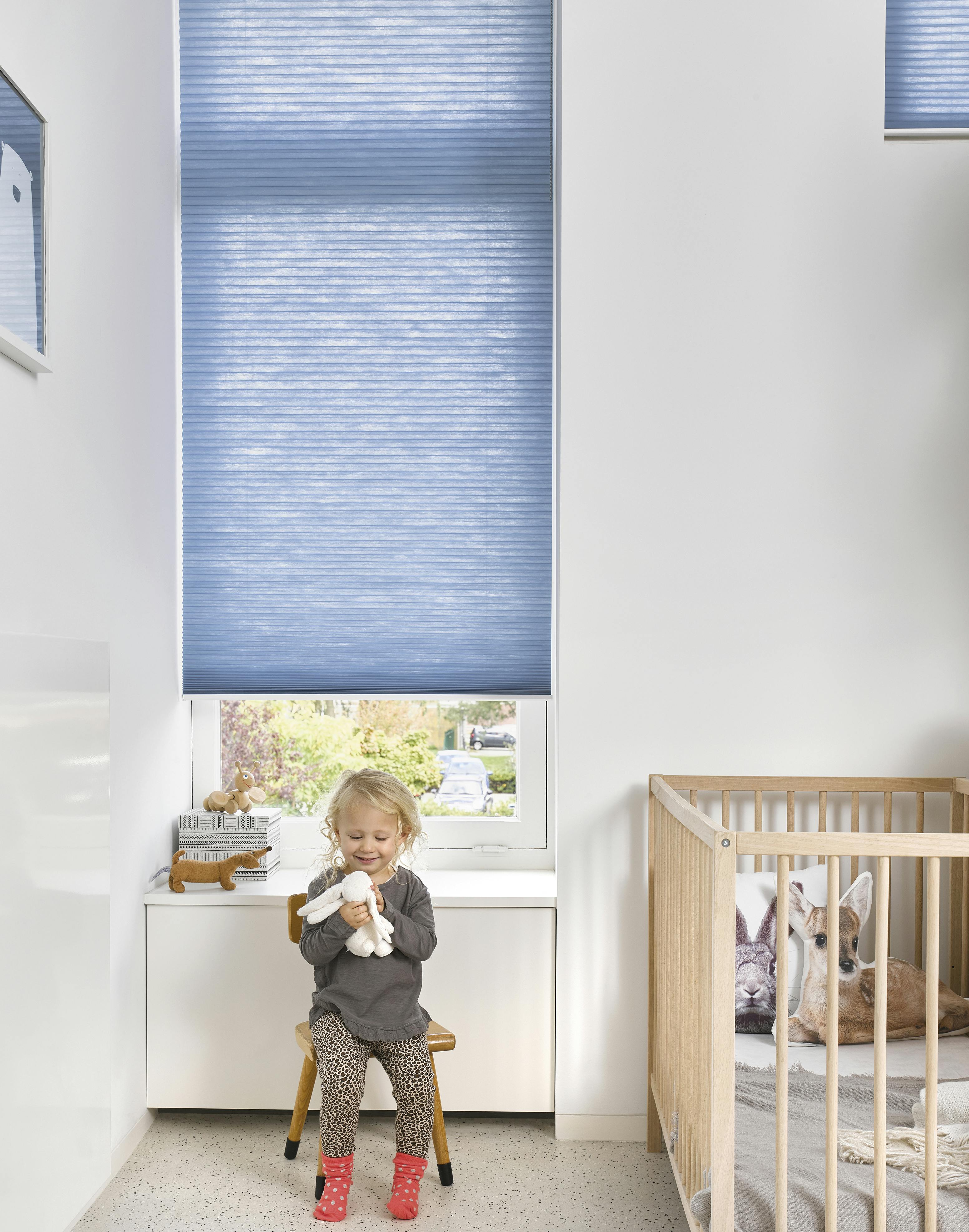 Blauwe Duette® shades in een kinderkamer