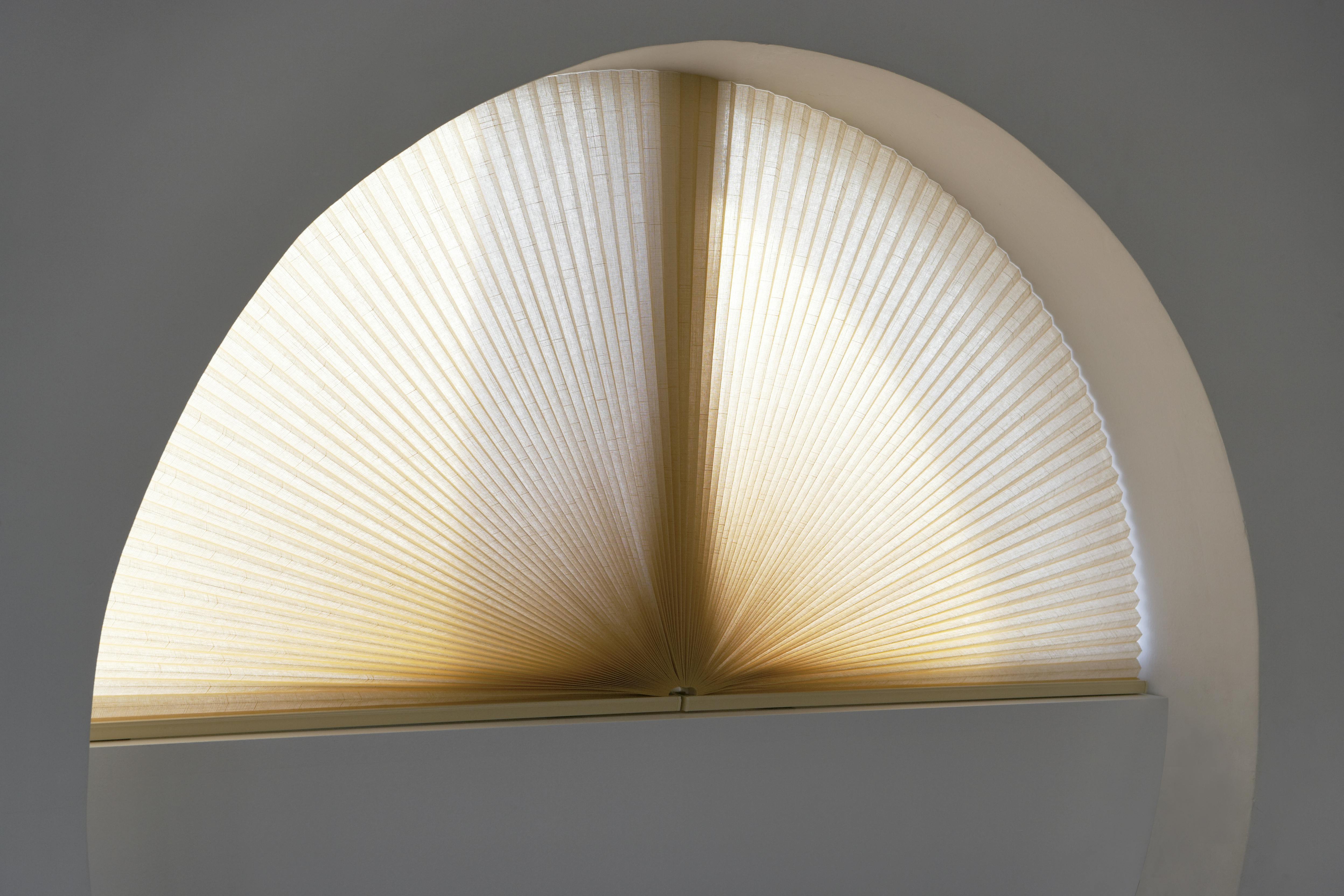 Gele Duette® shades op ramen met speciale vorm