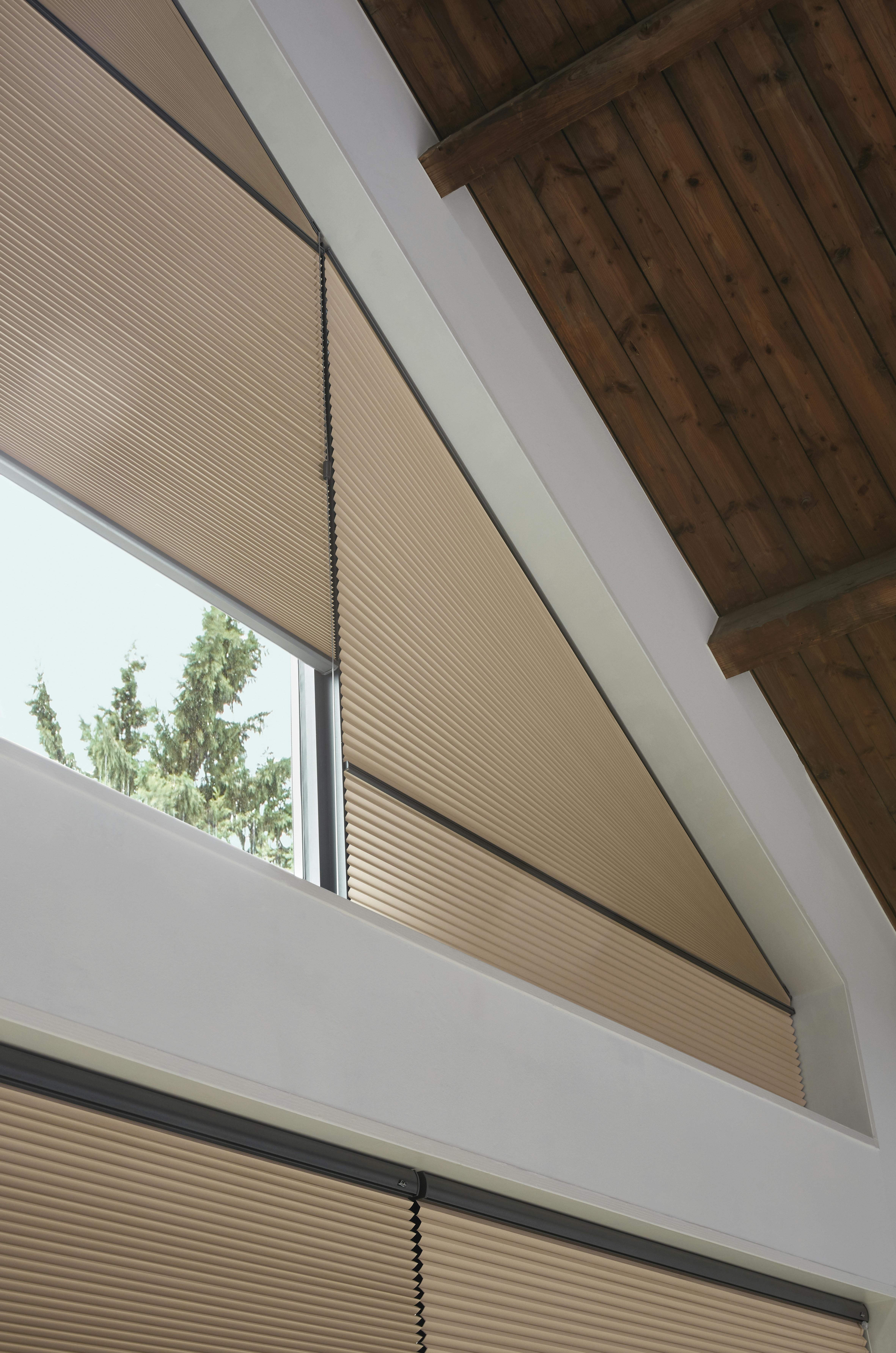 Close-up van beige Duette® shades op verandaramen