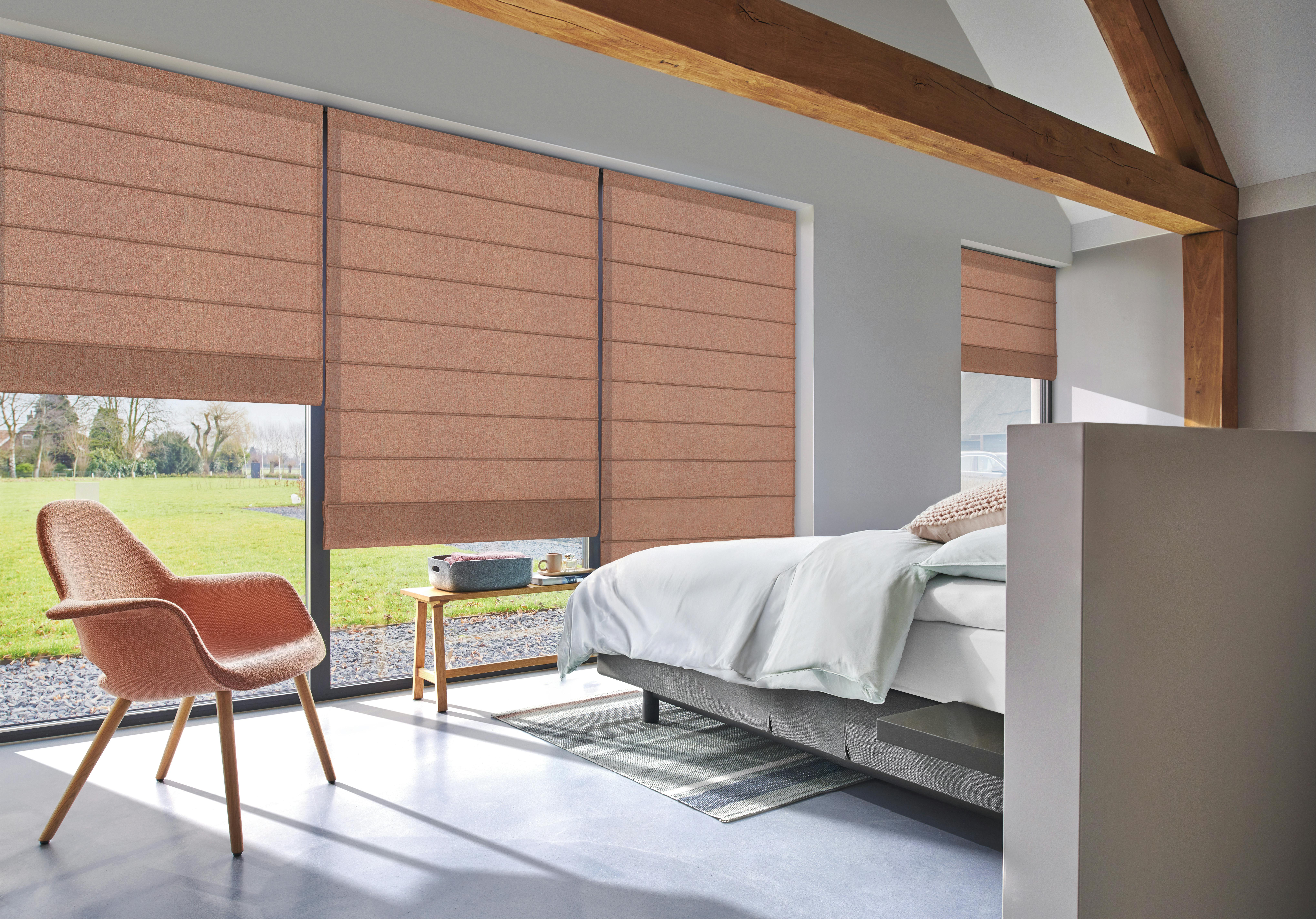 Oranje vouwgordijnen in een slaapkamer