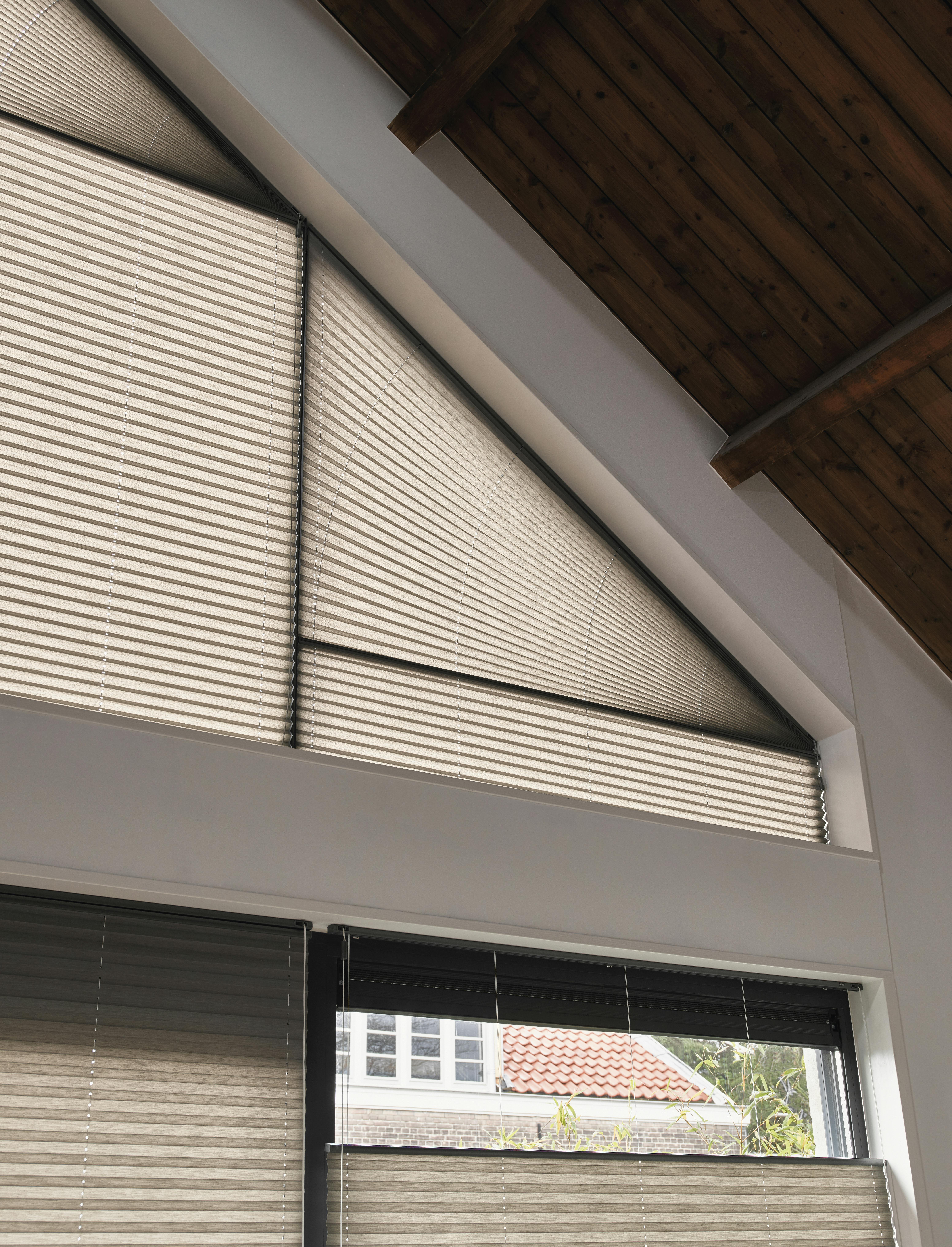 Beige plissé shades op gevelramen