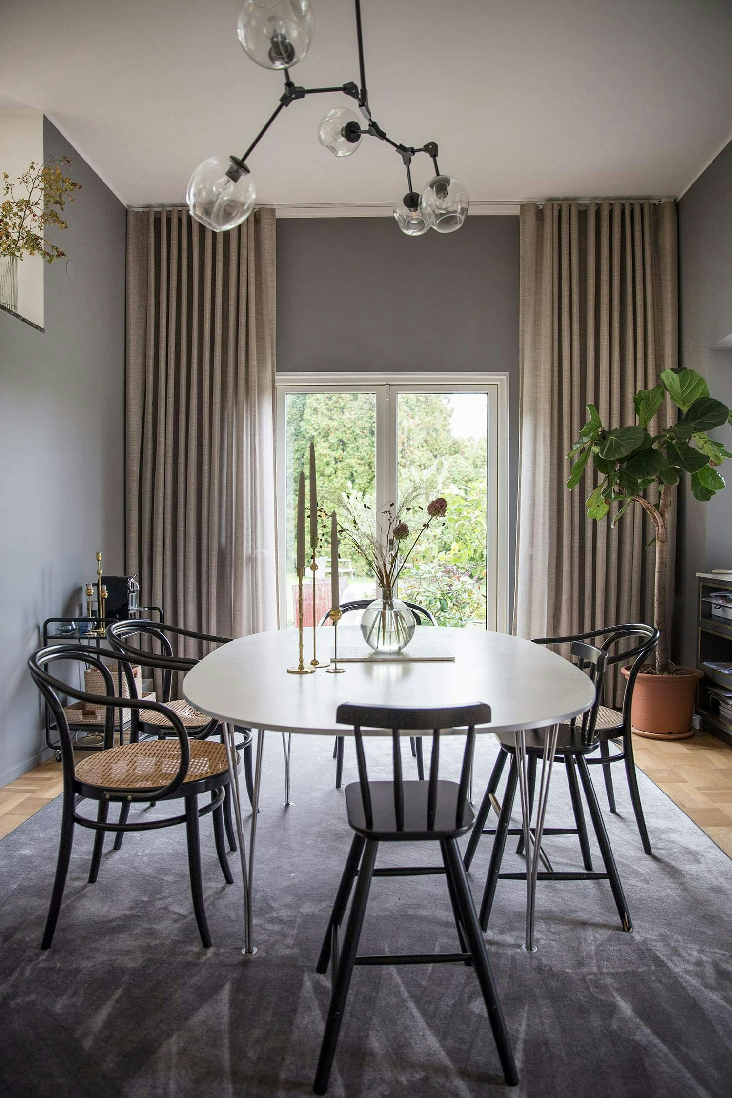 Beige curtains in a dining room 