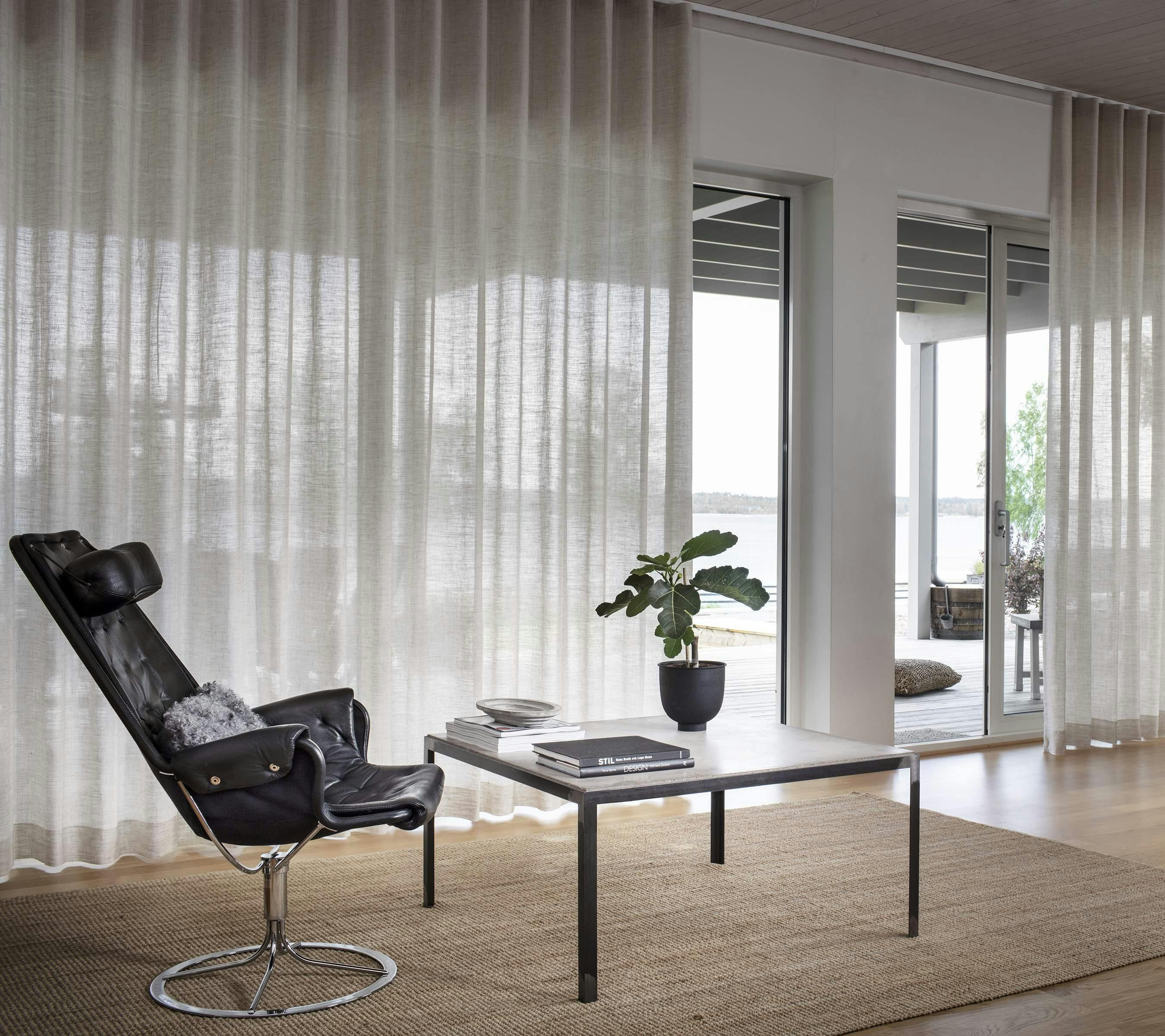 Beige gardiner i en moderne stue