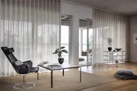 Beige gardiner i en moderne stue