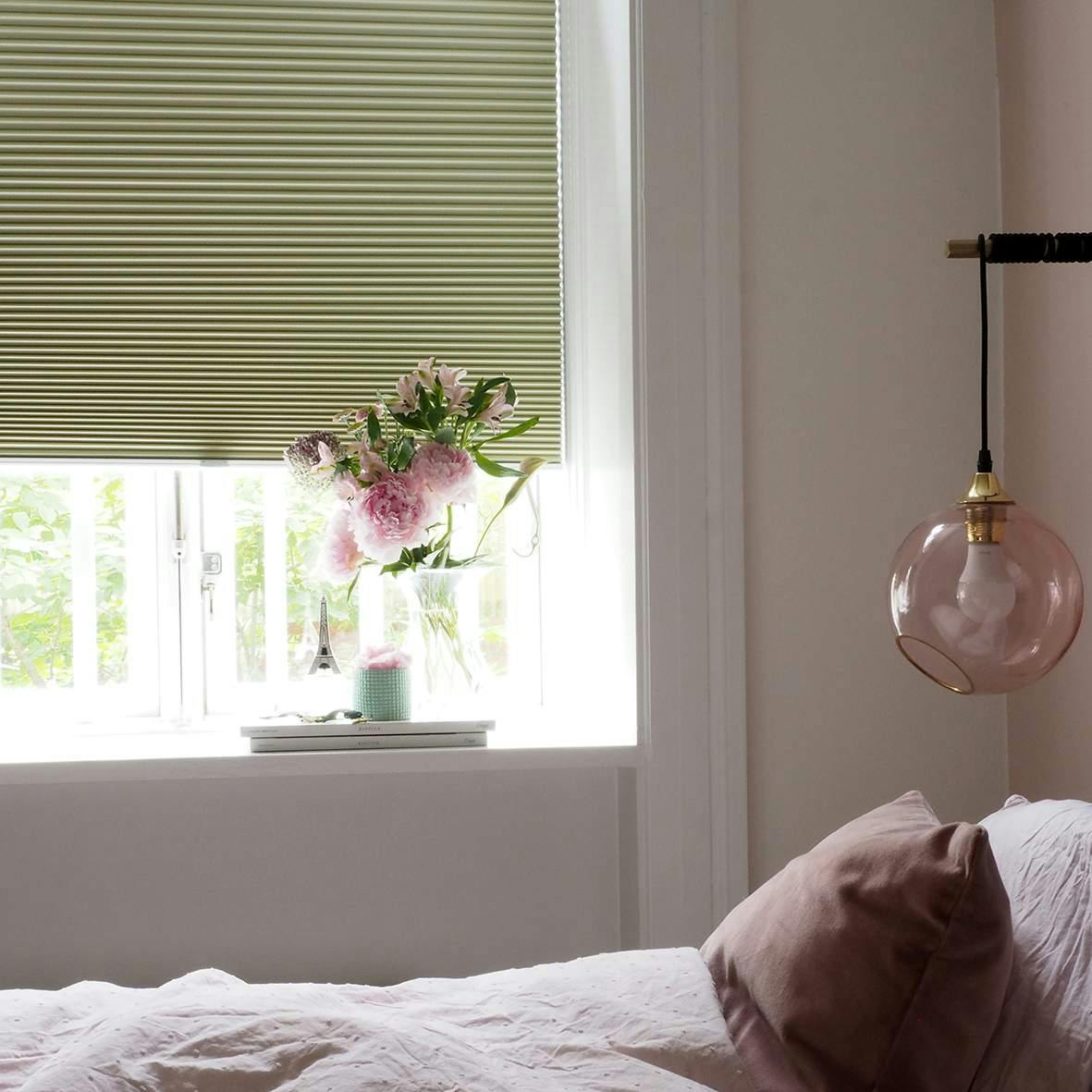 Grønne Duette® gardiner på soverommet