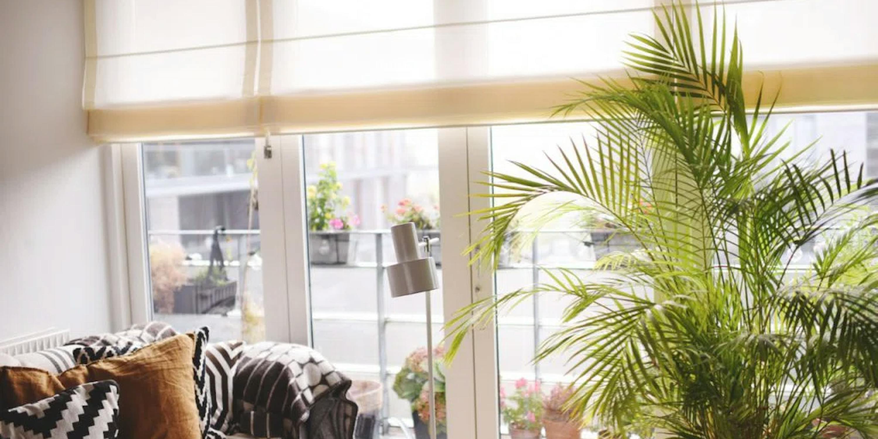 Balkongvindu, med motoriserte liftgardiner