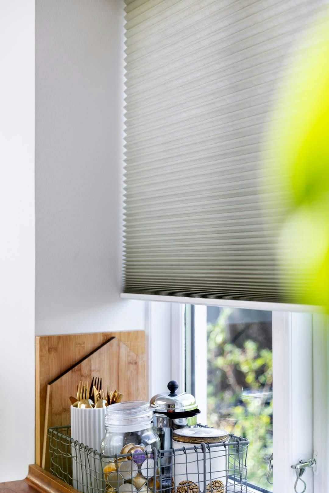 Sobert grön Duette® gardin i köksfönster