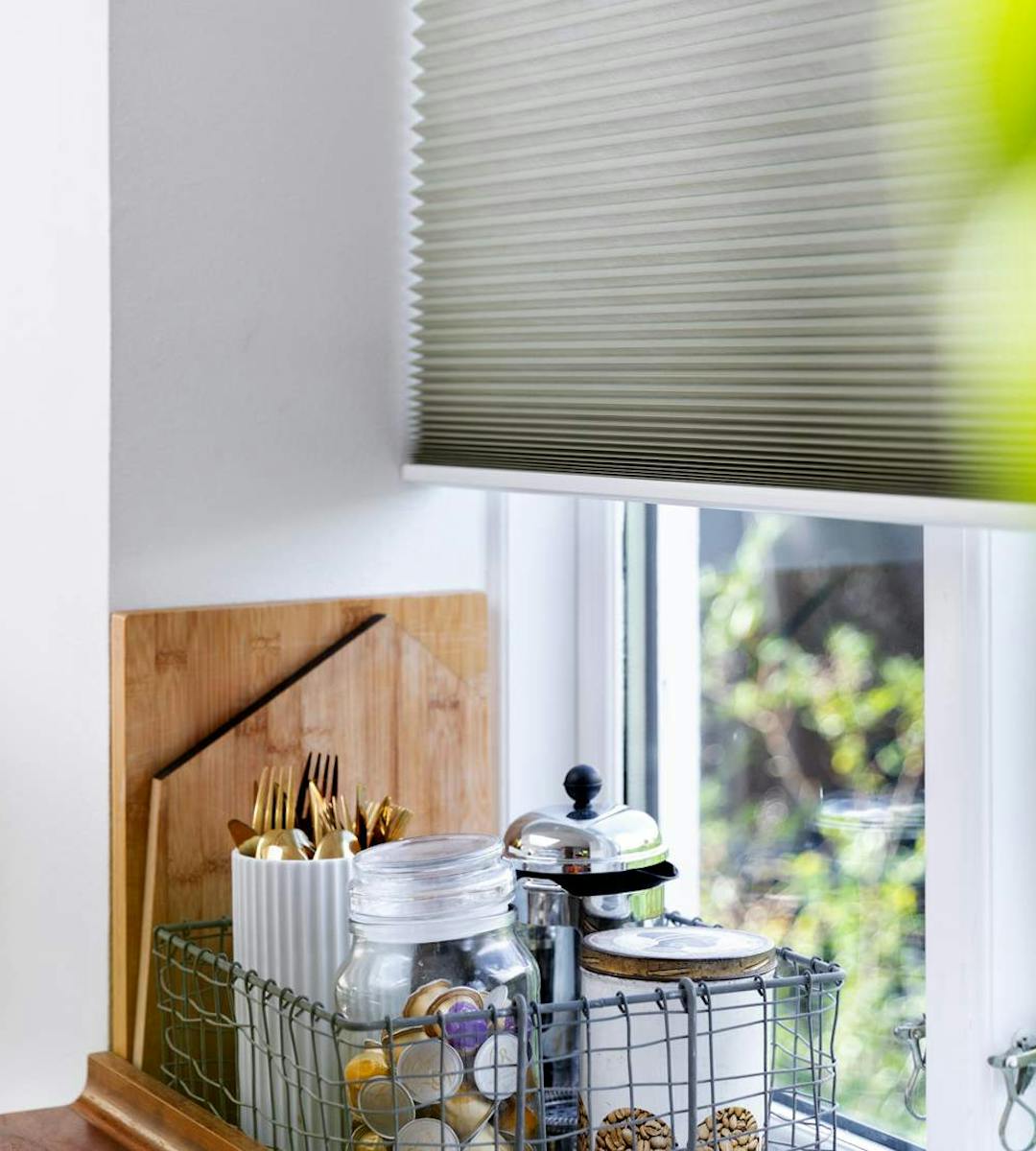 Sobert grön Duette® gardin i köksfönster