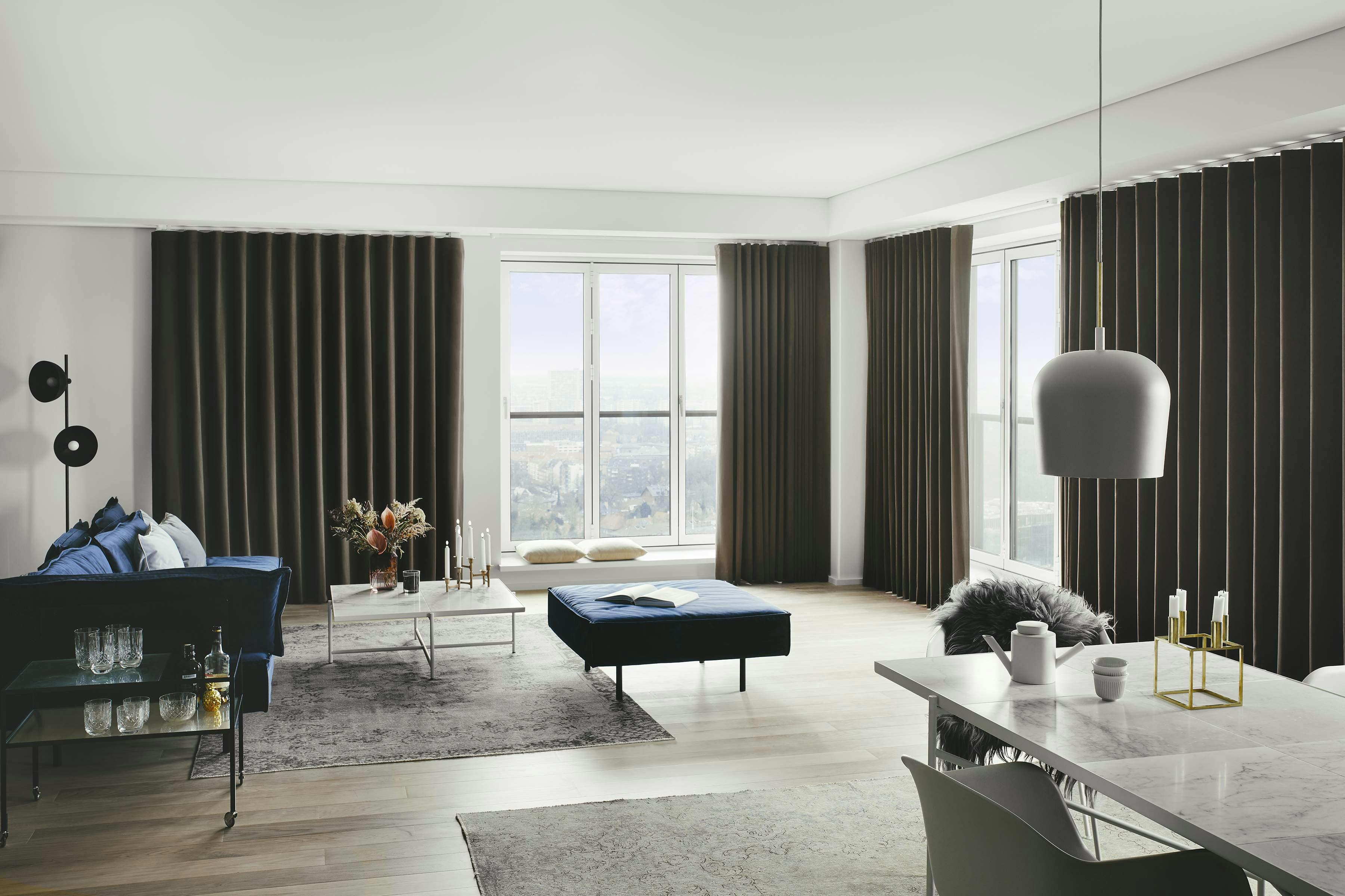Brune gardiner i en moderne højhus-stue