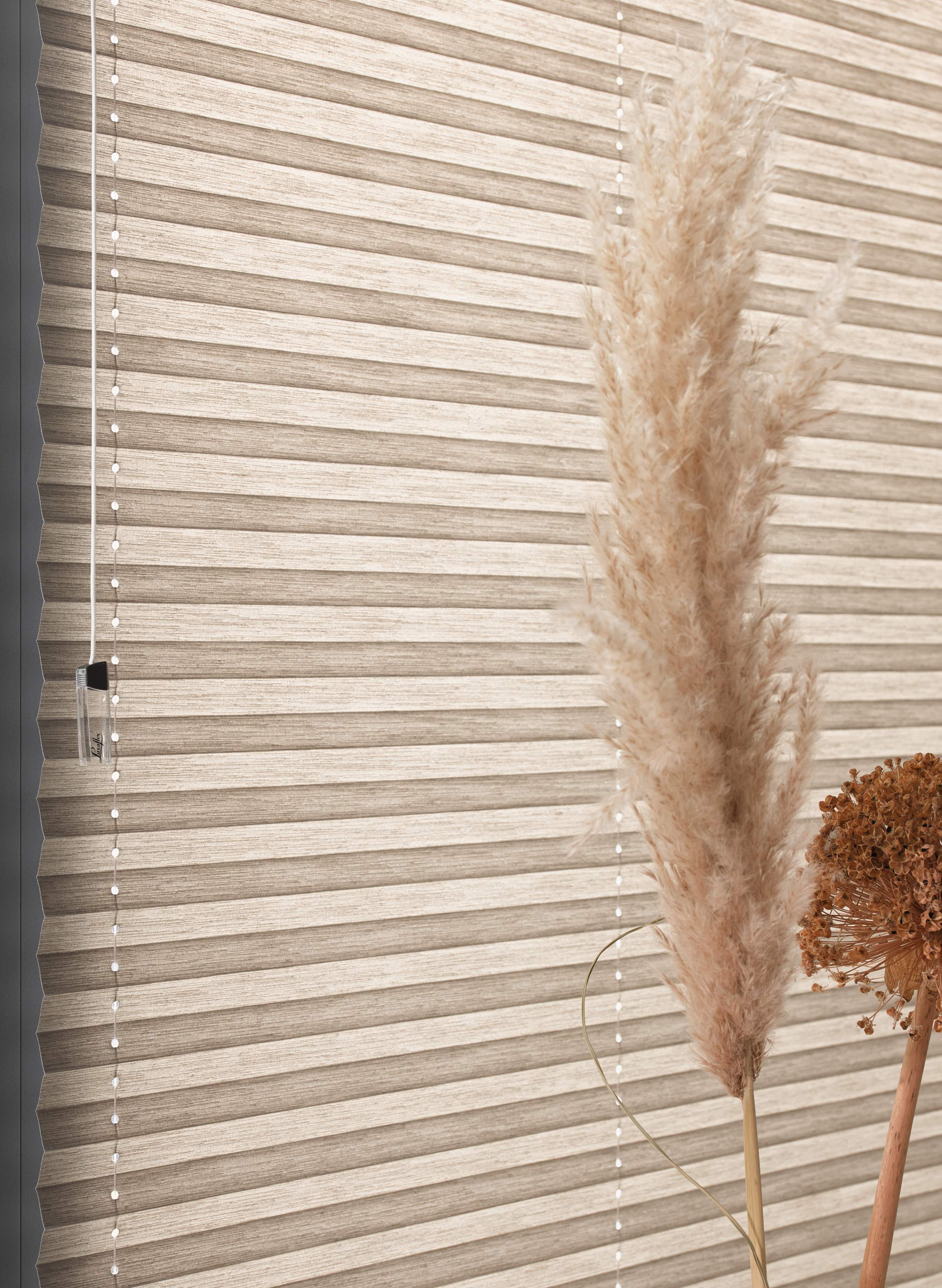 Naturfärgad plisségardin med strukturerad väv och vackra veck