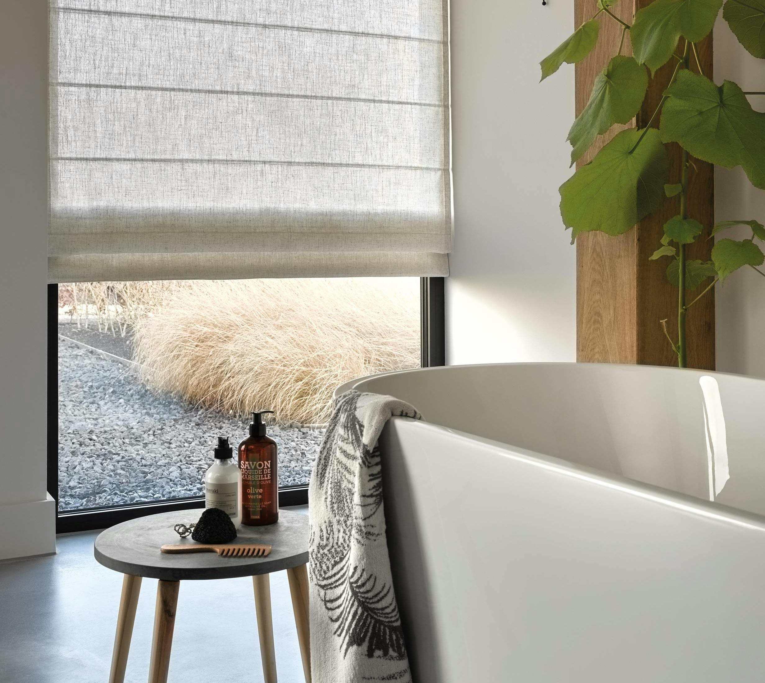 Hissgardinen inreder och mjukar upp hårda kala ytor