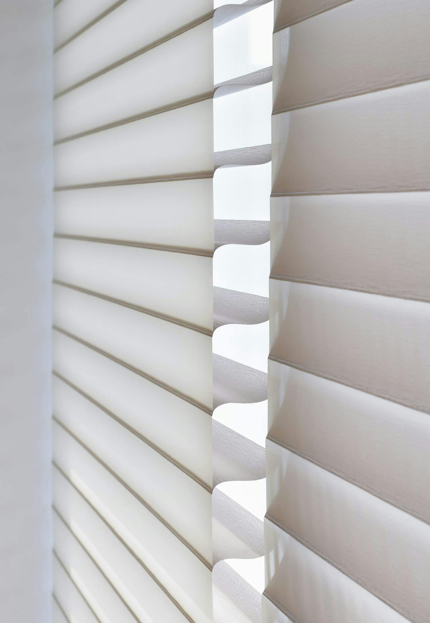 Silhouette® gardiner er også laget for store vinduer, filtrerer lyset og begrenser innsyn