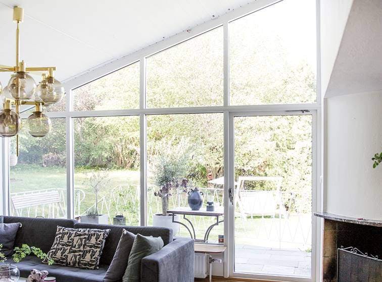 Frida Fahrmans vardagsrumsfönster, innan de fick gardiner