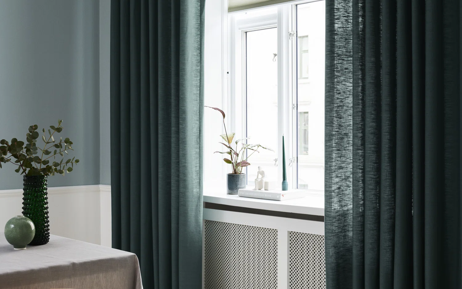 Loungegardin i kombinasjon med ulike grønne nyanser