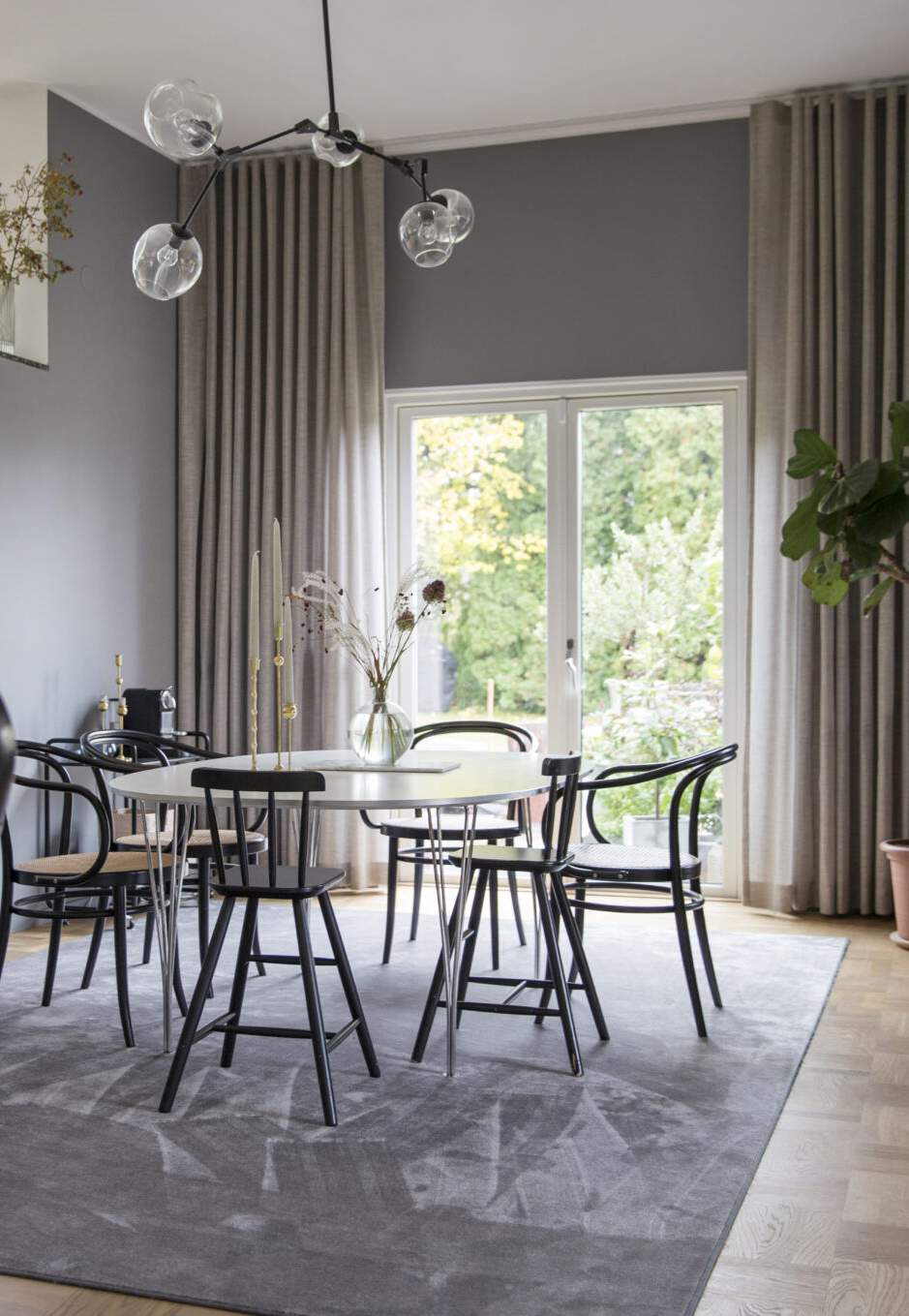 Innred med gardiner fra tak til gulv