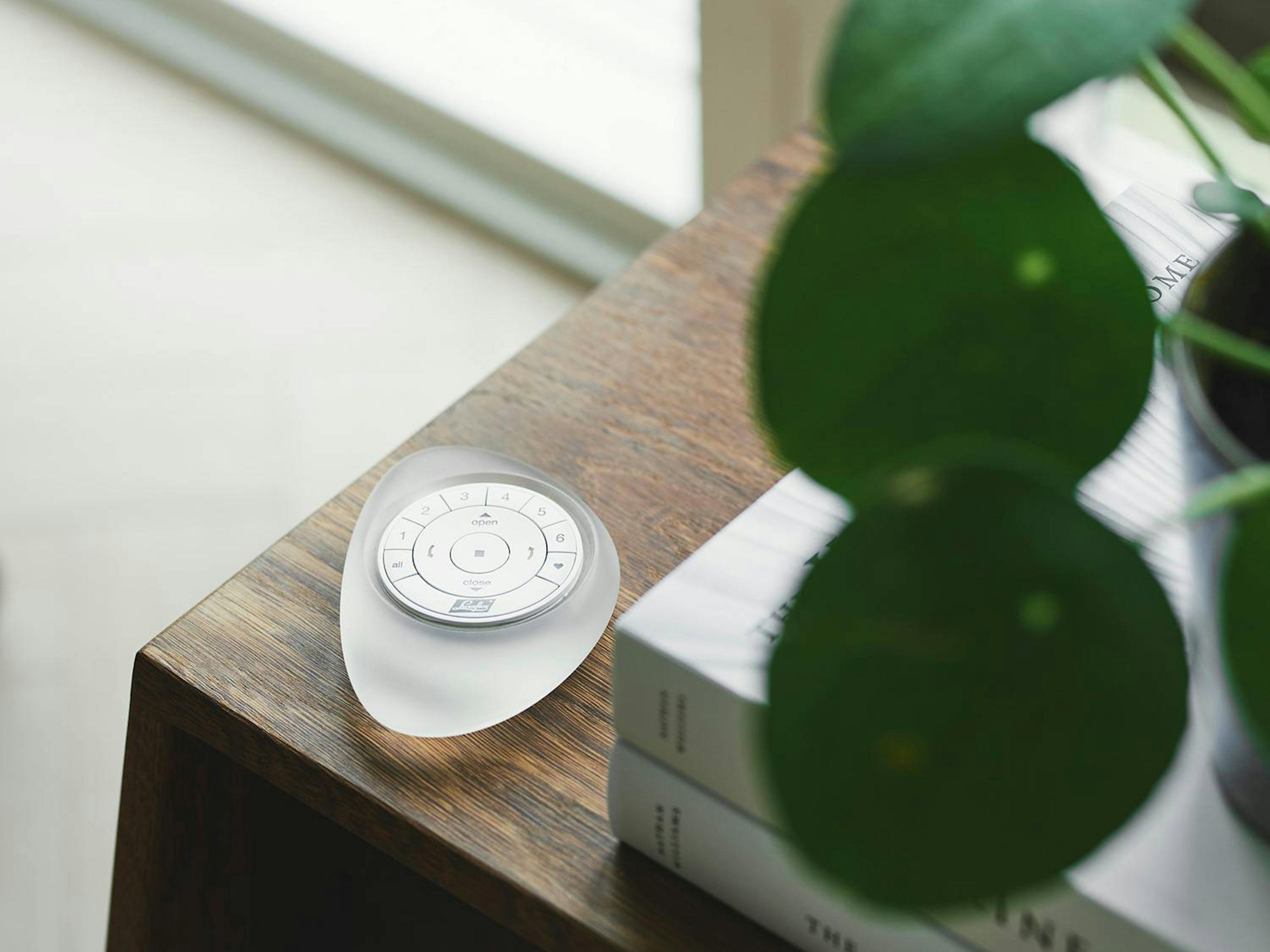 Luxaflex® Pebble® fjärrkontroll till smart gardiner