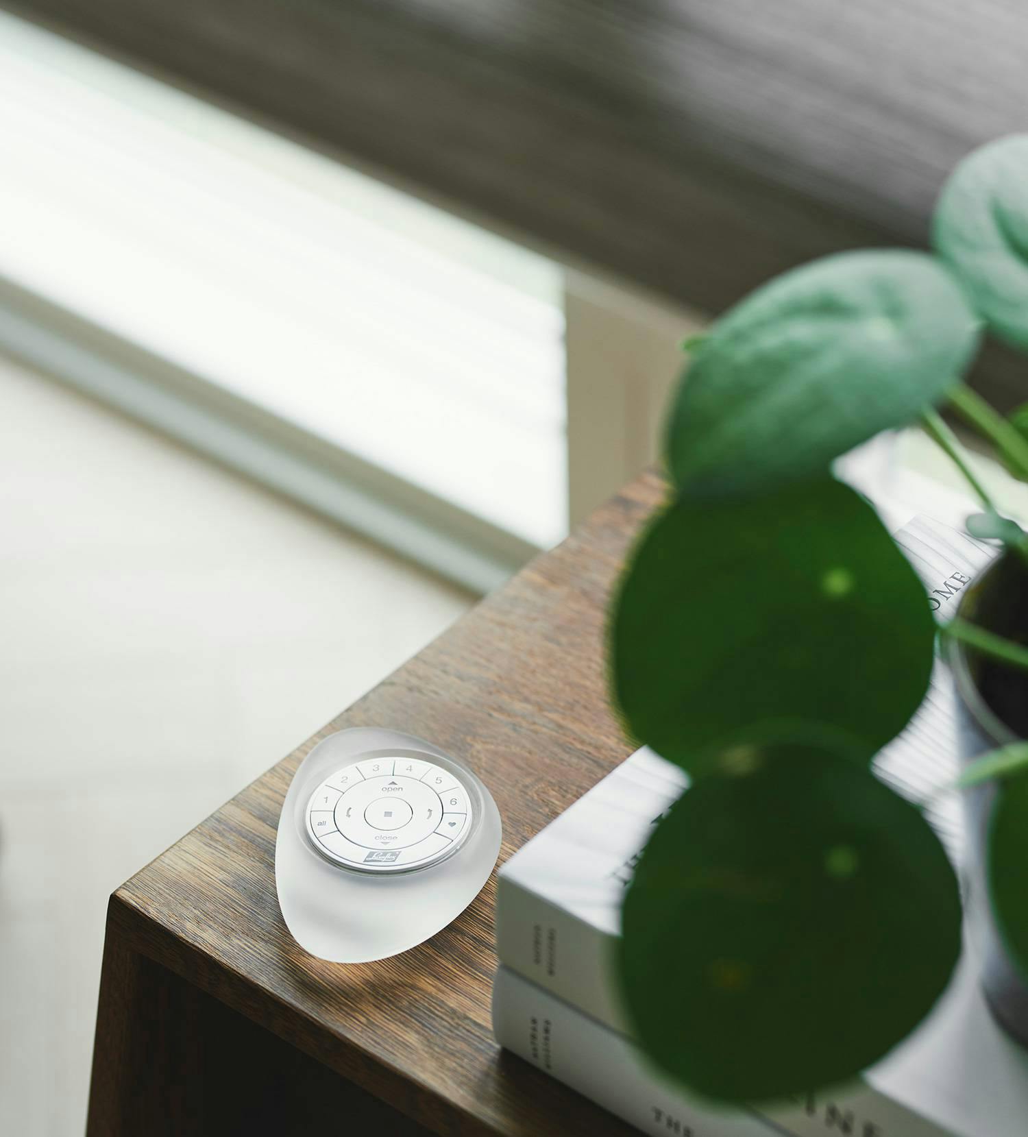 Luxaflex® Pebble® fjärrkontroll till smart gardiner