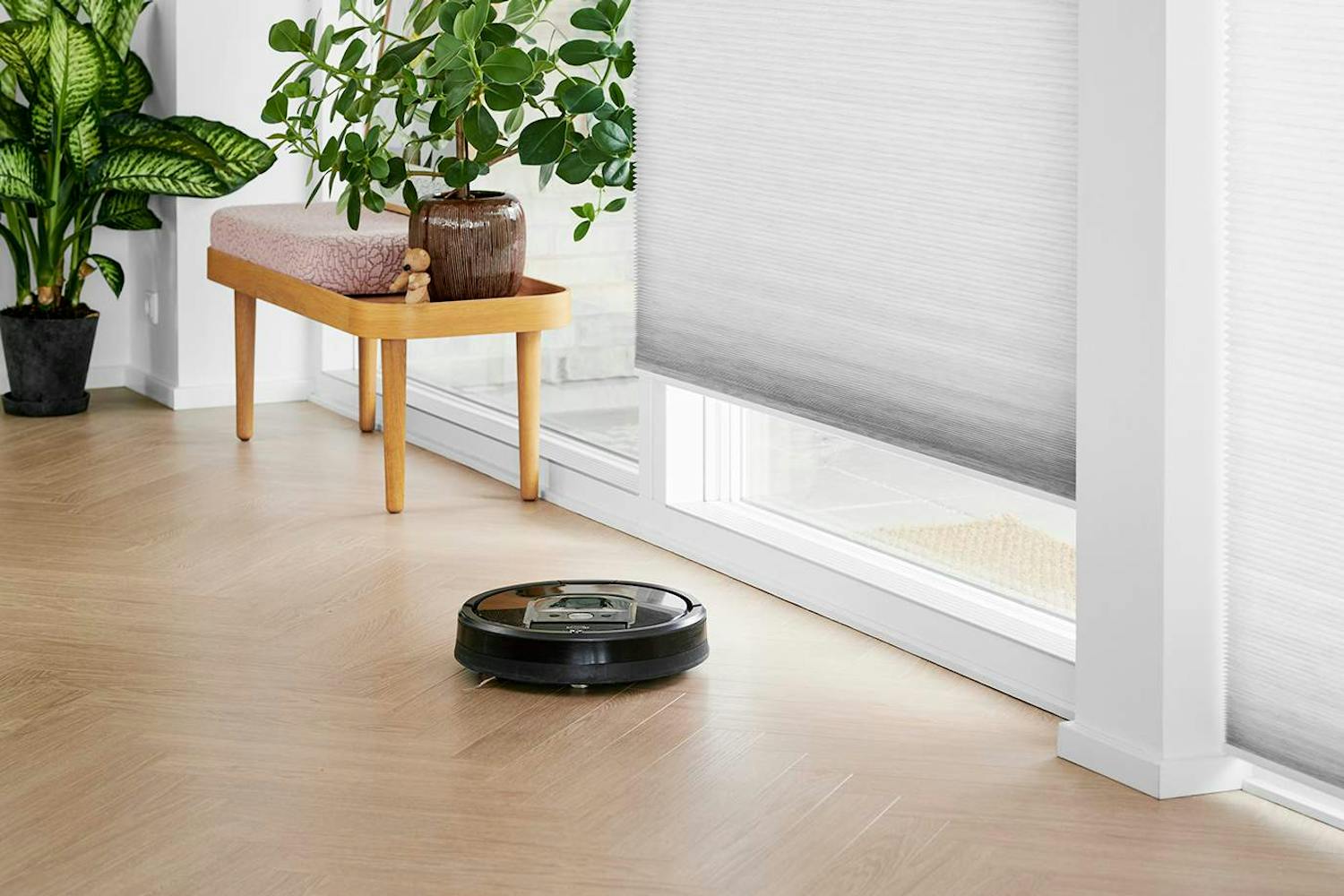 Luxaflex® Duette® gardin och robotdammsugaren Erika i ett hem fyllt av smarta hem lösningar