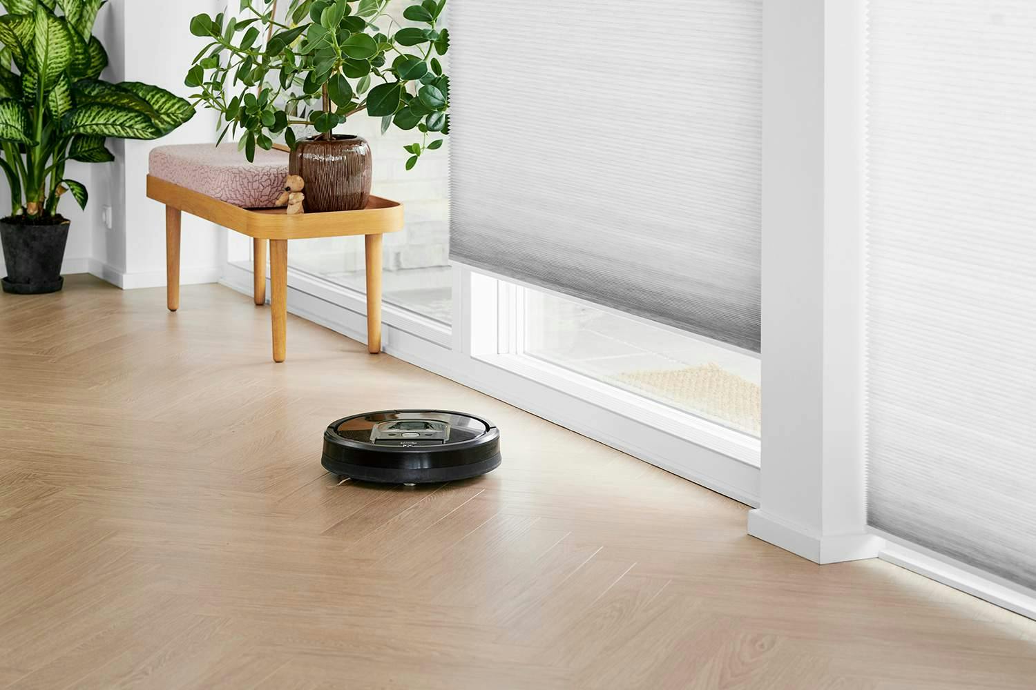 Luxaflex® Duette® gardin och robotdammsugaren Erika i ett hem fyllt av smarta hem lösningar