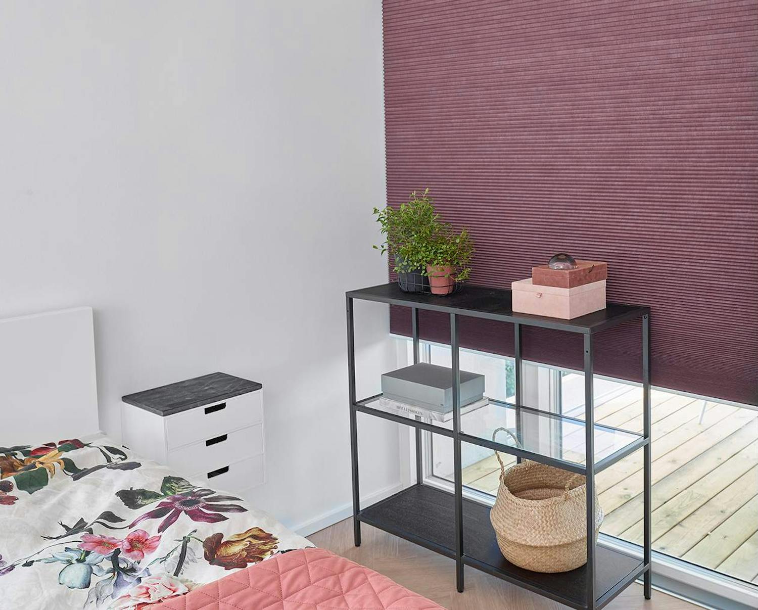 Mörkläggande smart gardin, modell Top Down/Bottom Up, i sovrumsfönster