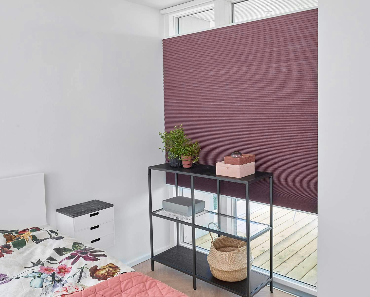 Mörkläggande smart gardin, modell Top Down/Bottom Up, i sovrumsfönster