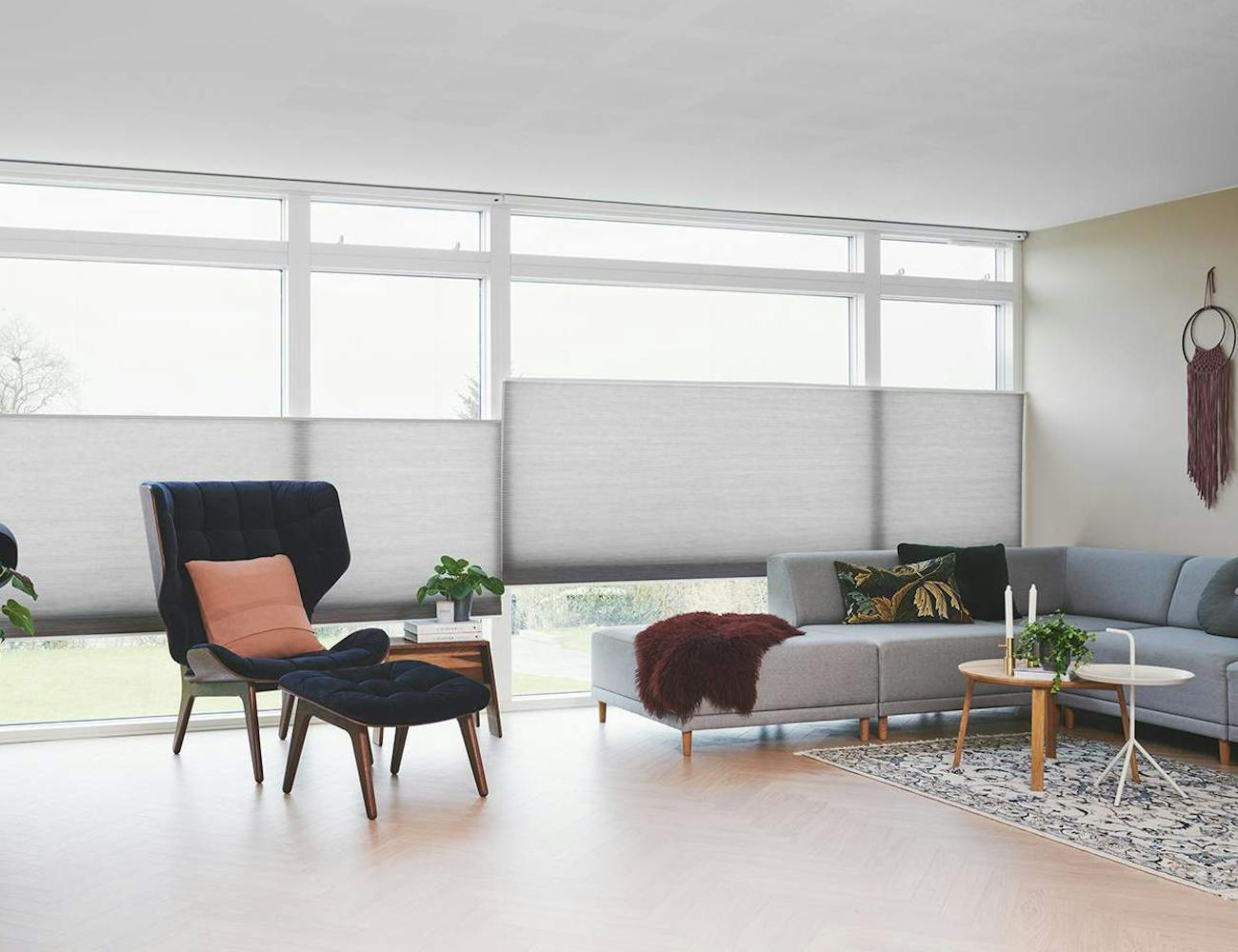 Maffiga Duette® gardiner i sober grå, i vardagsrumsfönster till ett intelligent hem