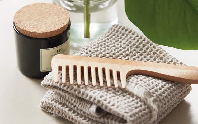 Håndklæde og en hårbørste