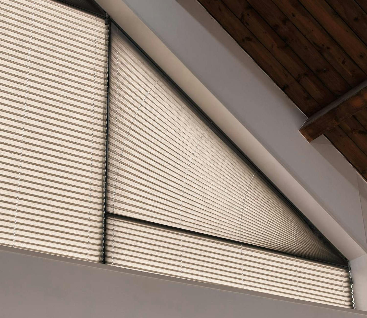 Plisségardiner i skråvindu