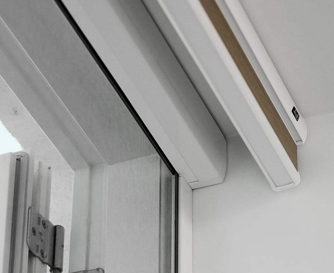 Luxaflex® insektnett, bak en dekorativ Duette® gardin