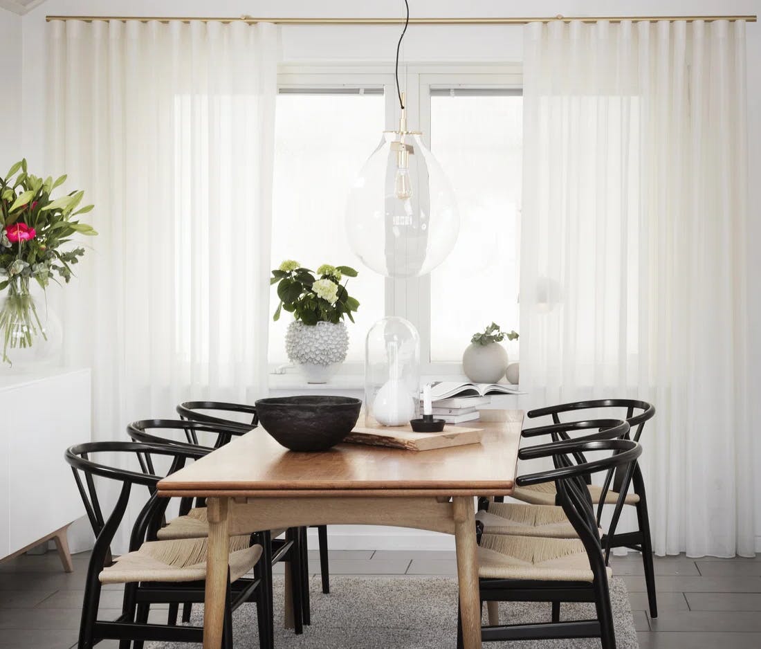 Skreddersydde loungegardiner fra vevserien Wisper