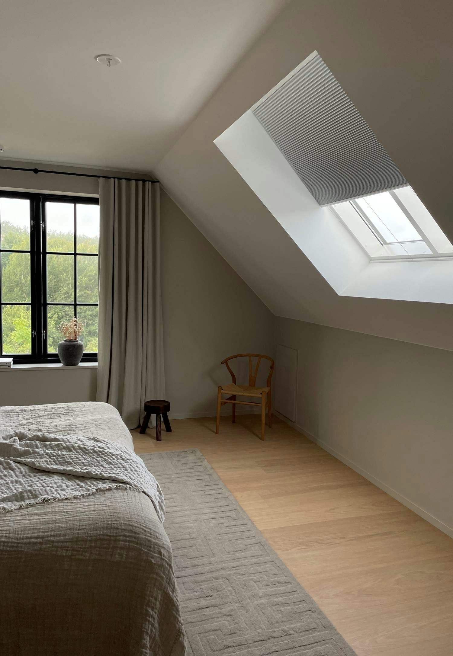 Hvit mørkleggende Duette® gardin i takvindu