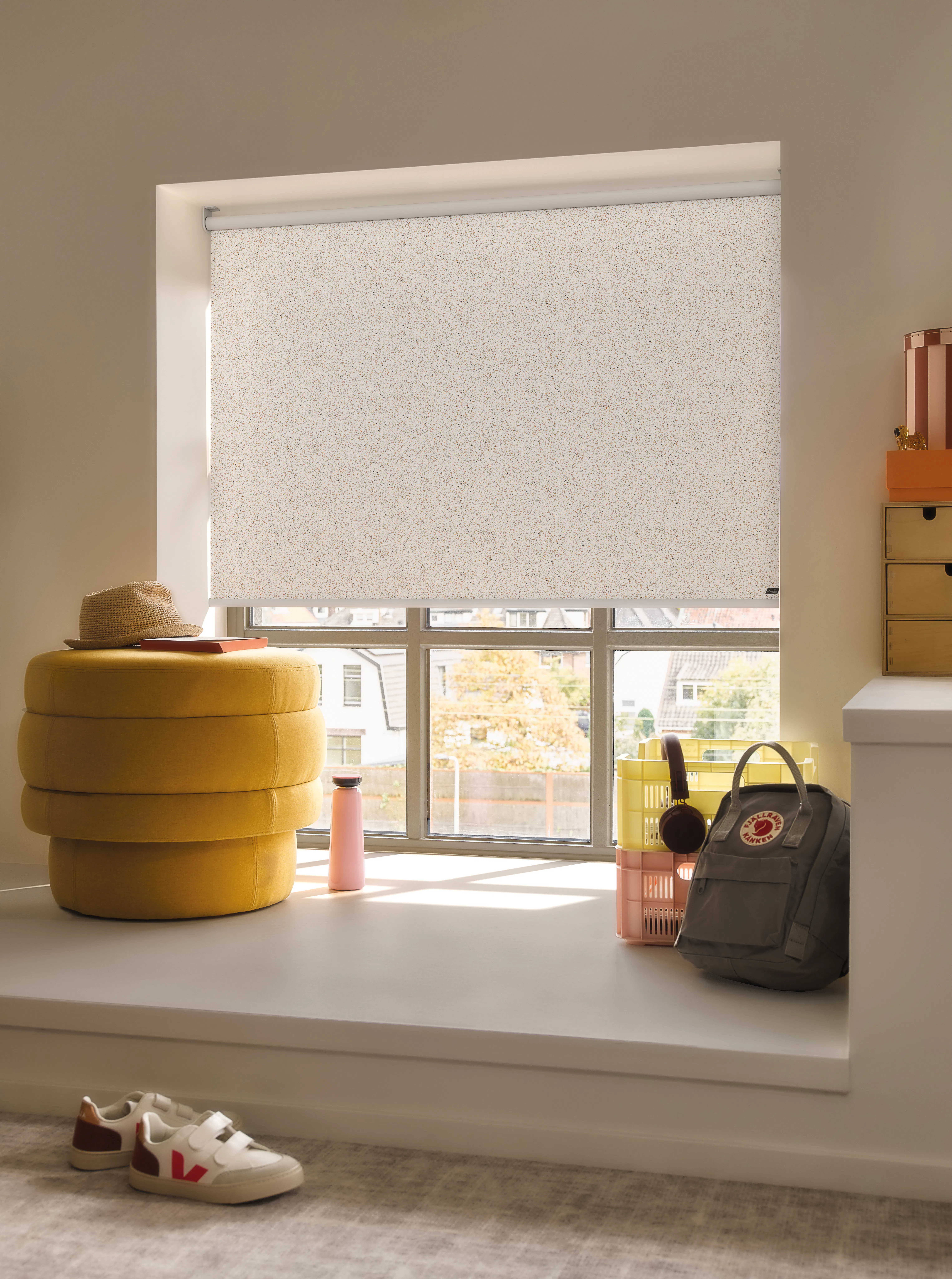 Estores enrollables blancos en la ventana de una habitación infantil