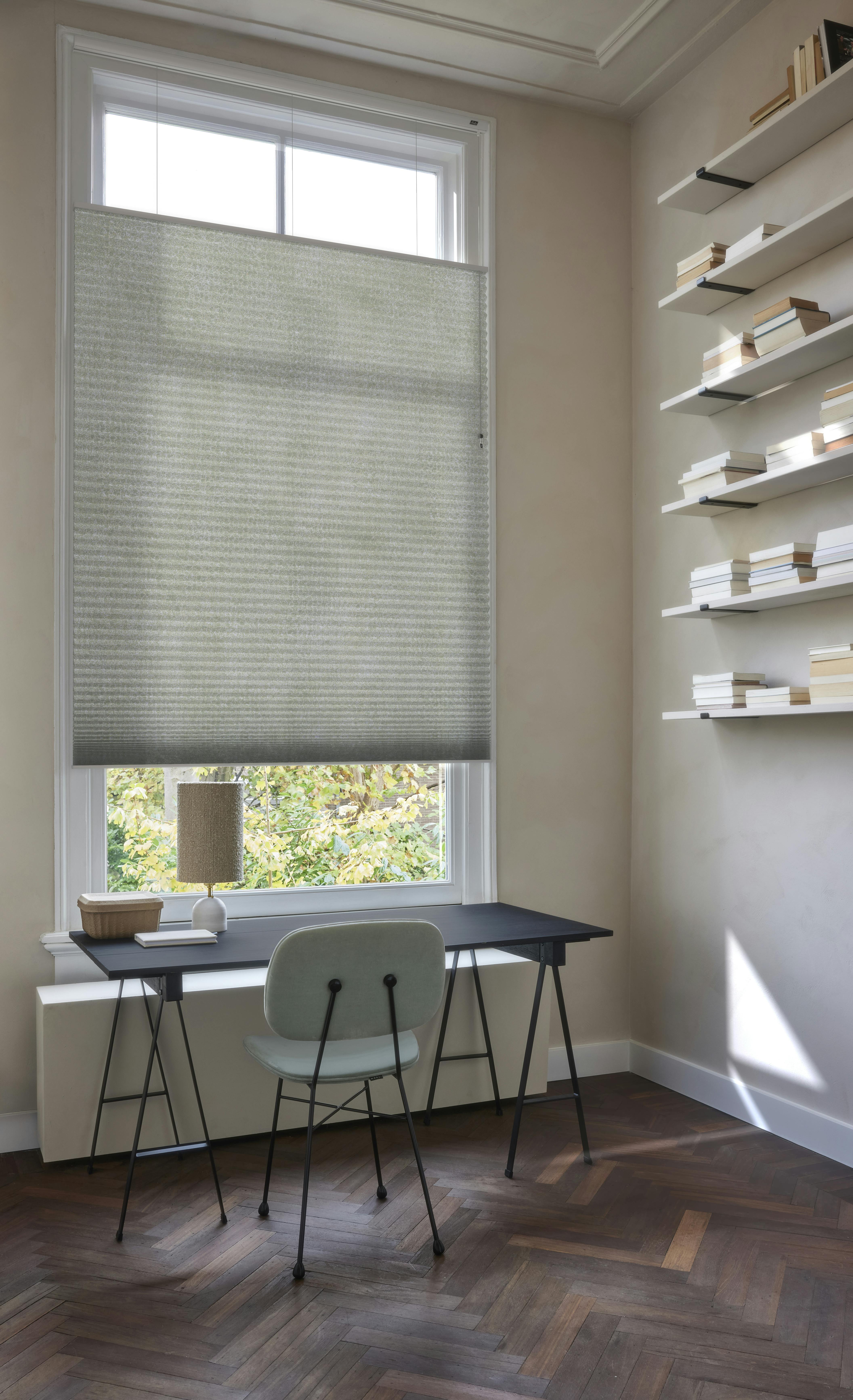 Stores Duette® vert anis top down / bottom up sur une fenêtre de bureau à domicile