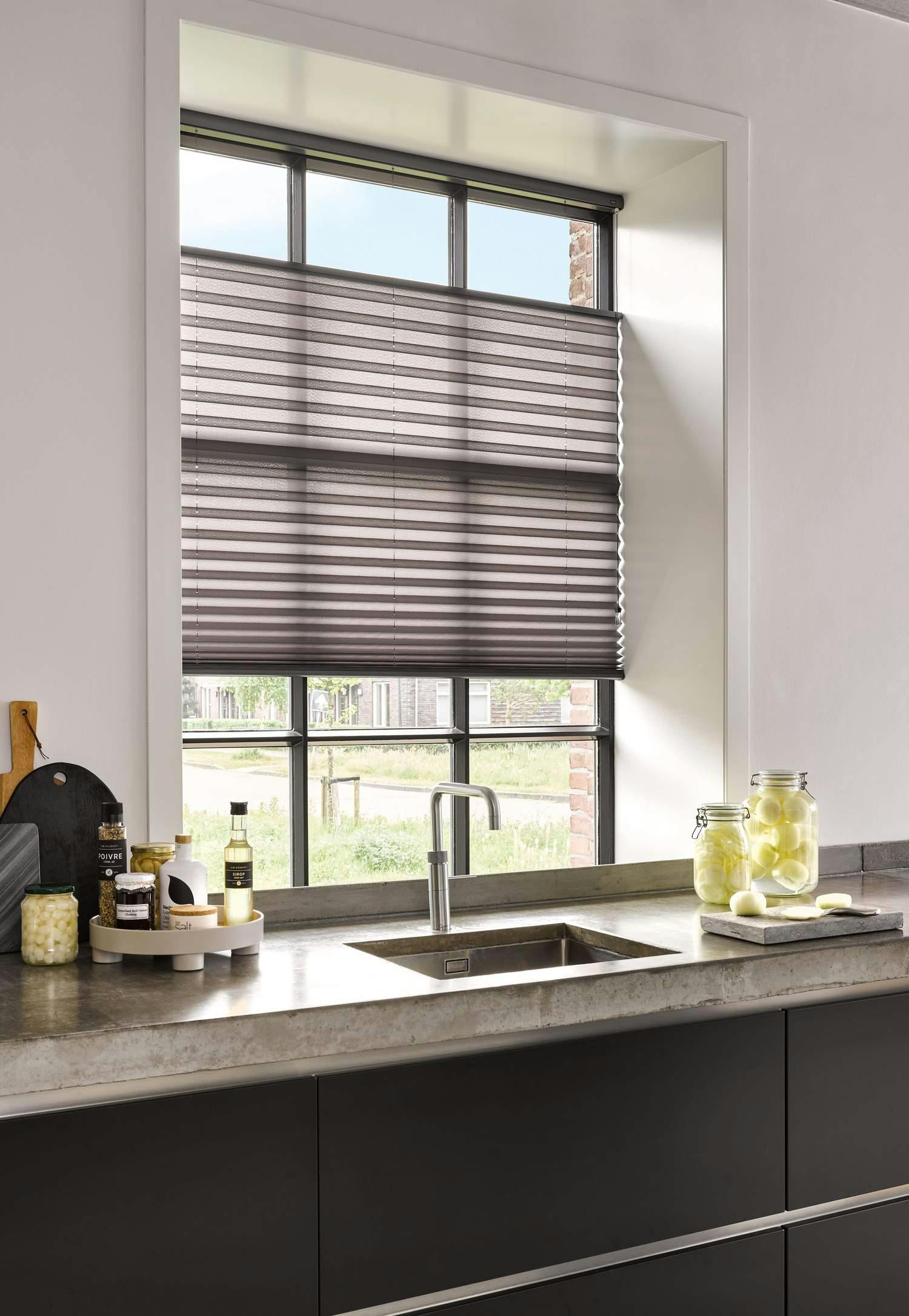 Stores d’intimité : stores plissés top down / bottom up dans la cuisine