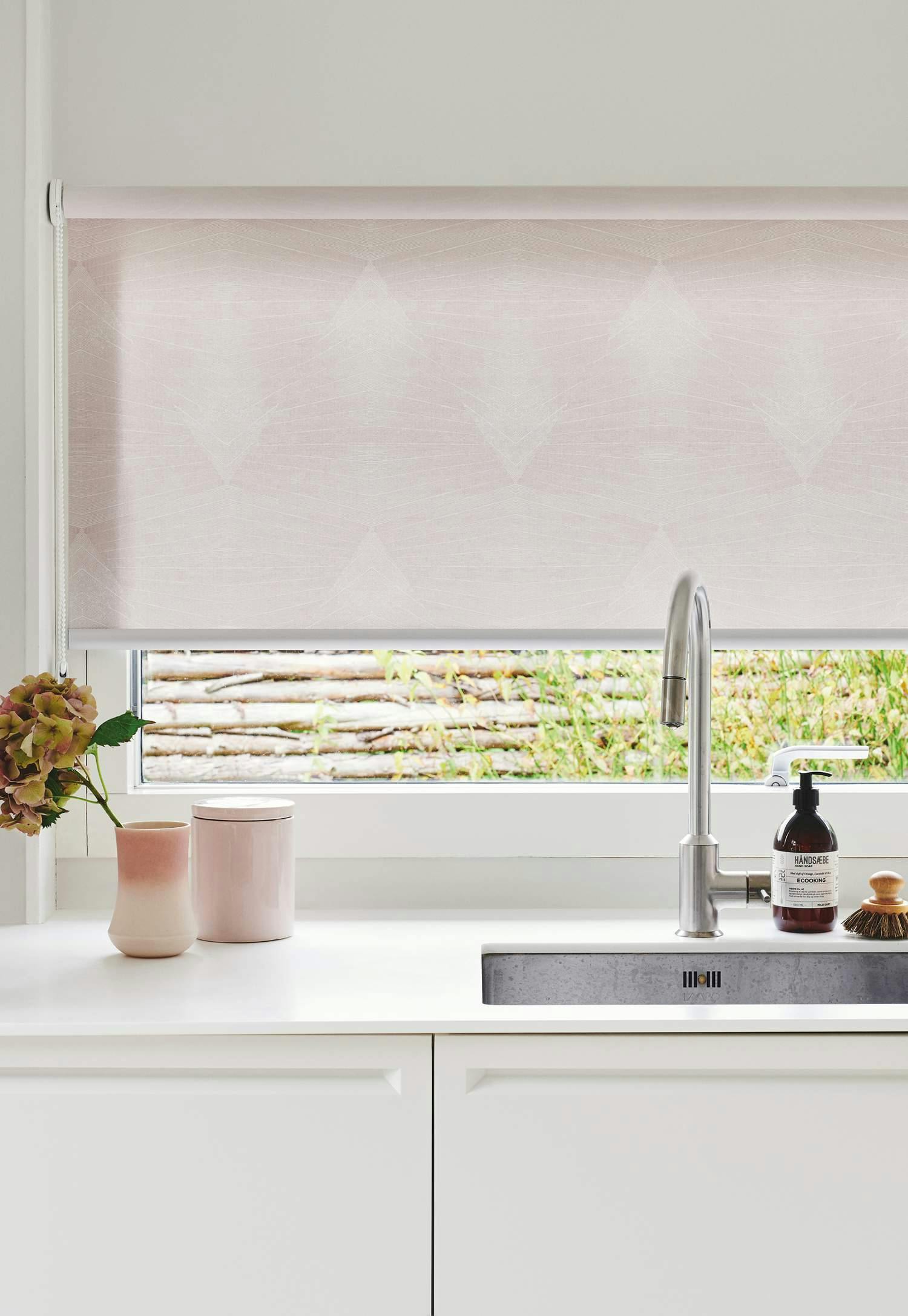 Høyre: rullegardin i hvitt og lys pastell - Venstre: rullegardiner i hvitt og gul