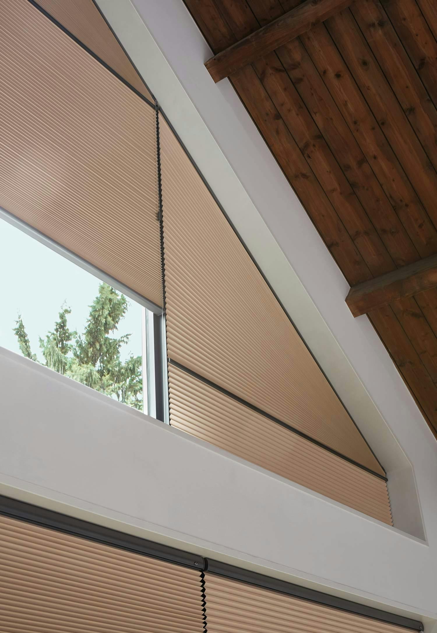 Stores Duette® pour les fenêtres triangulaires