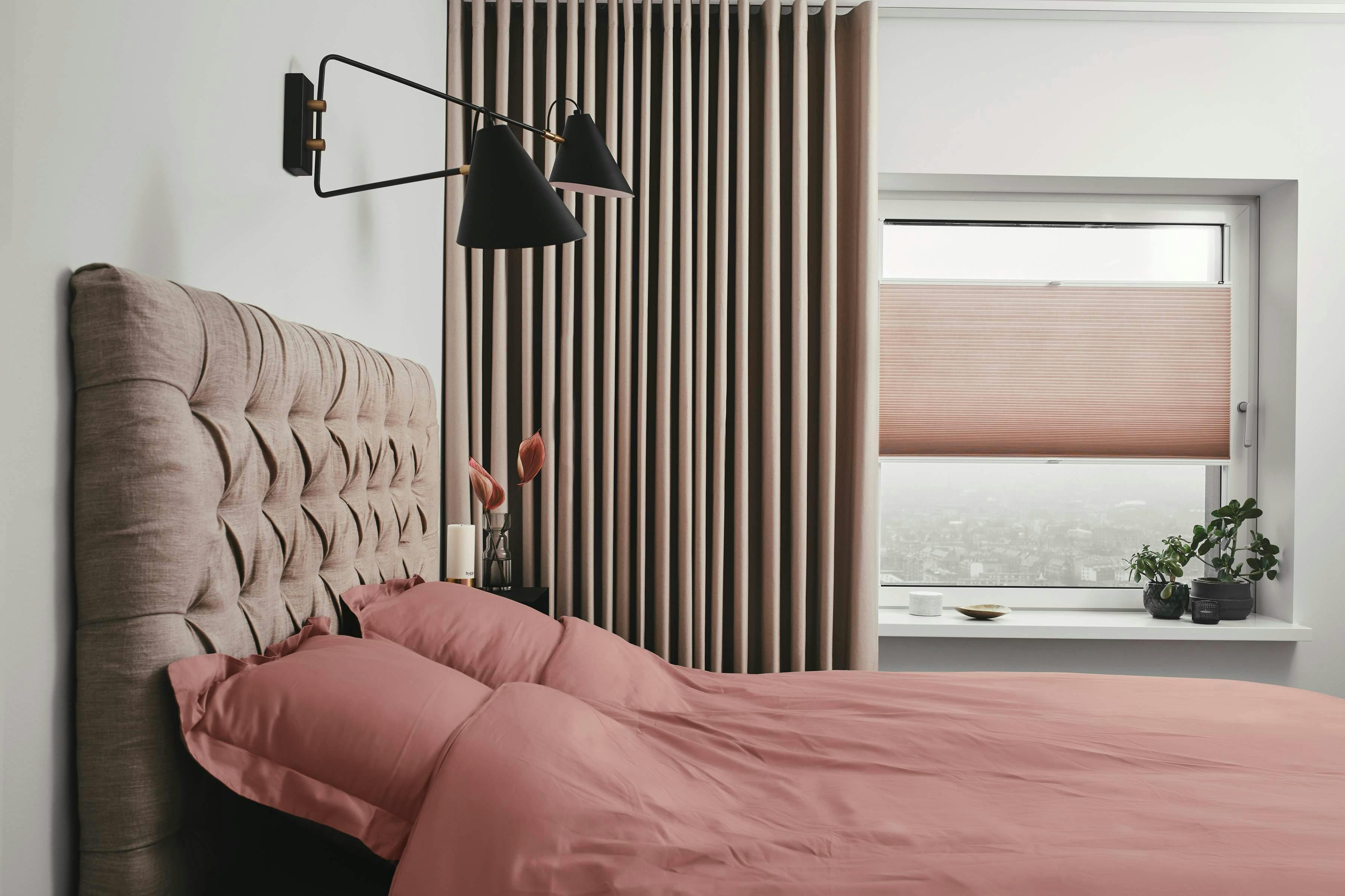 Combiner des stores roses - tons naturels de marron et une touche moderne de noir