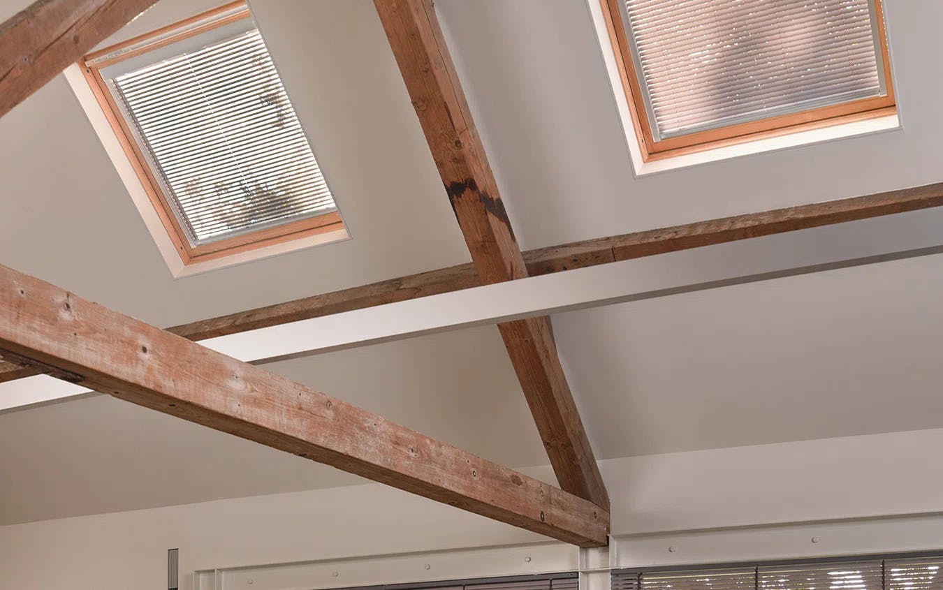 Horizontale jaloezieën op een dakraam