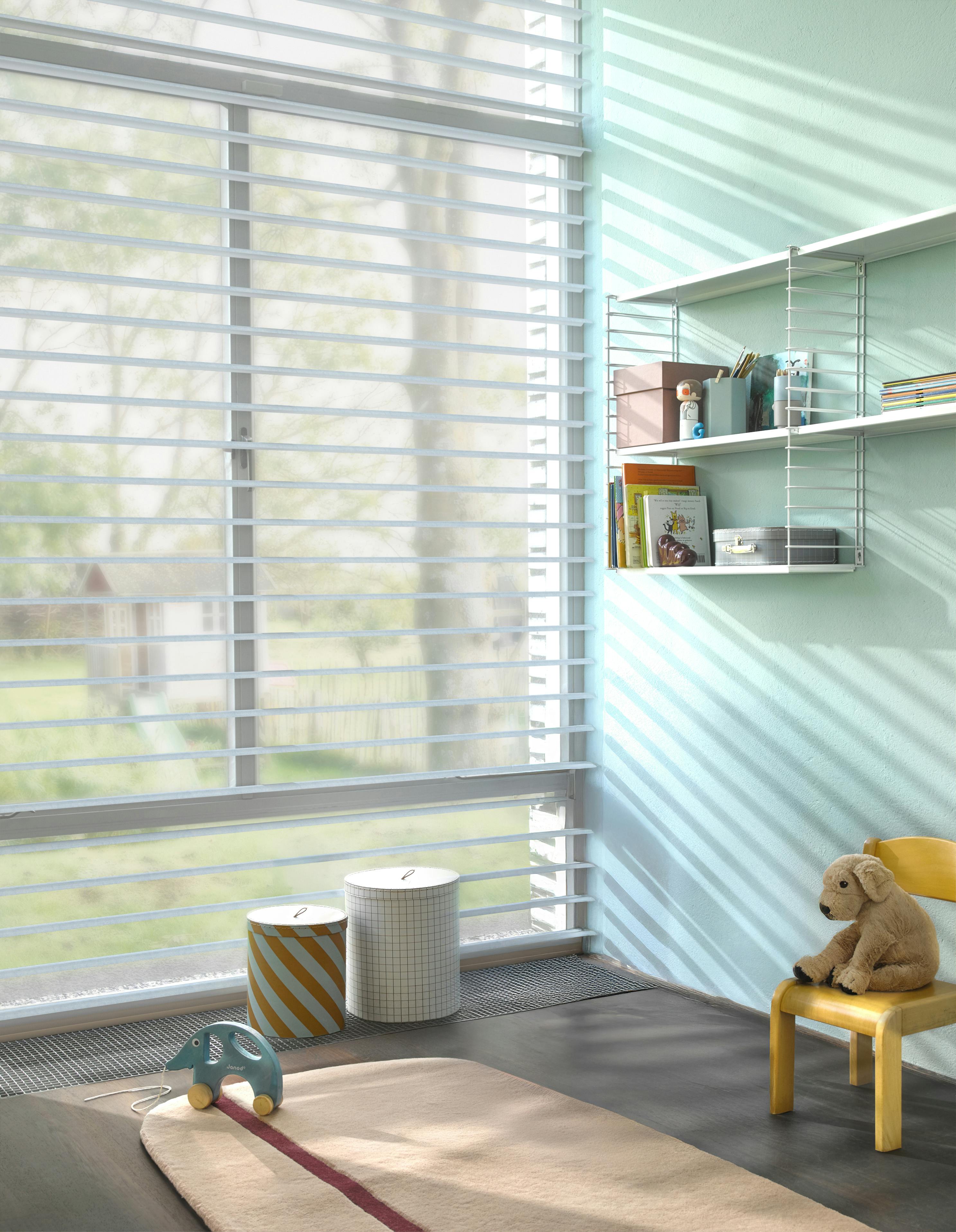 Witte Silhouette® shades open in een kinderkamer