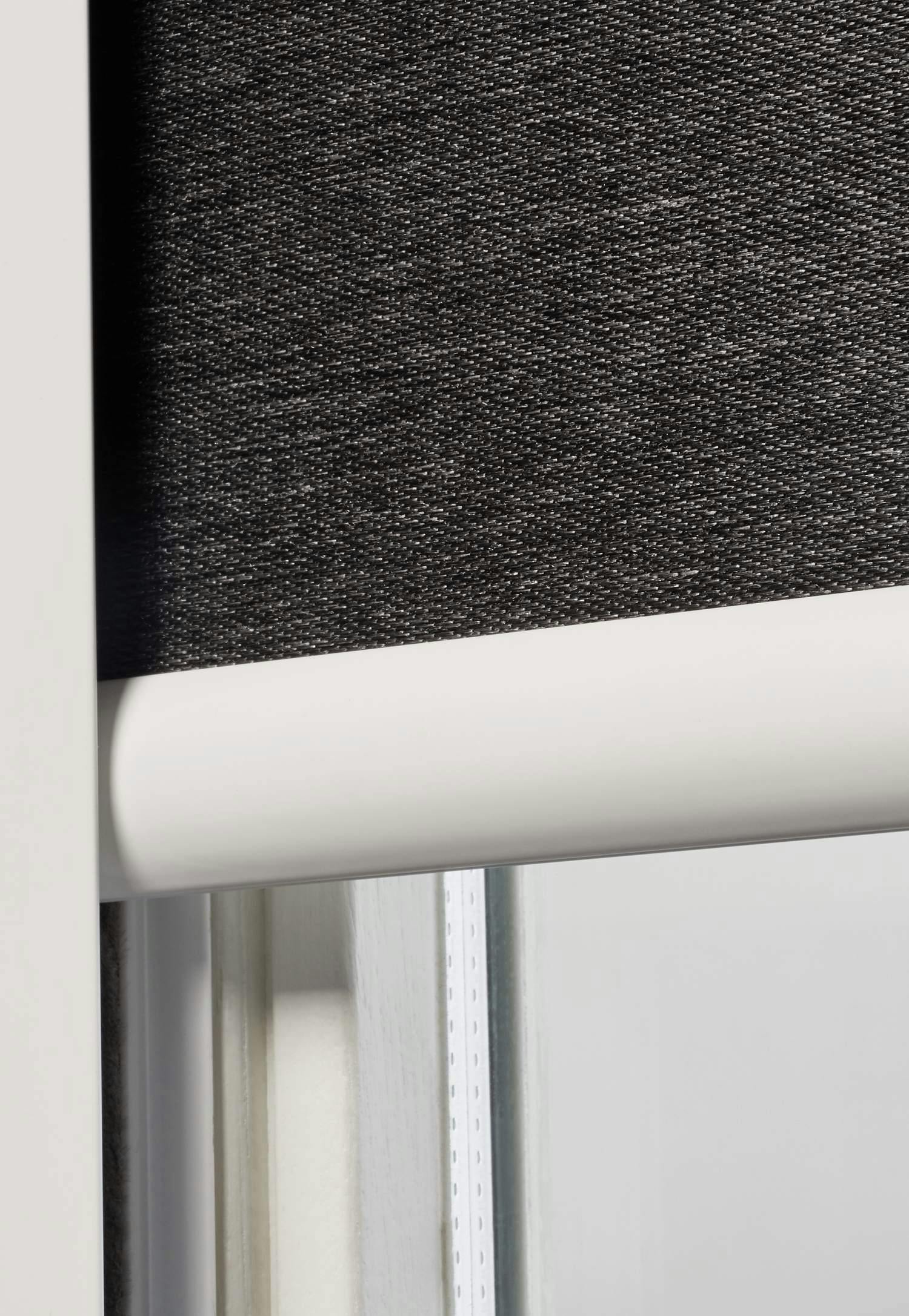 raam verduisteren slaapkamer: rolgordijn met cassette en verduisteringsprofielen