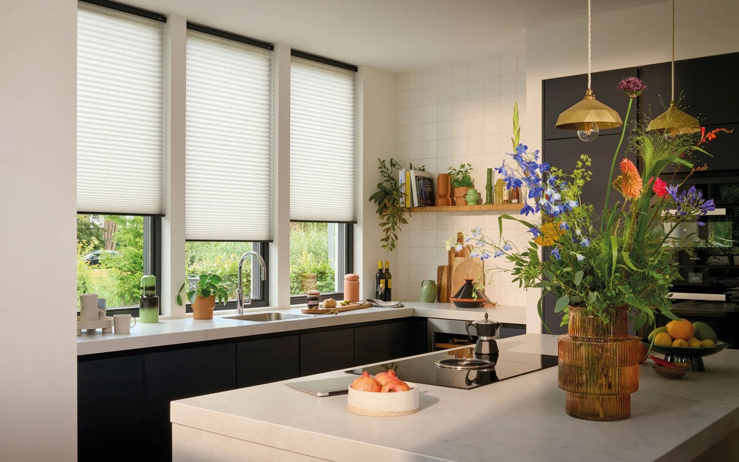 Des stores plissés blancs dans une cuisine chaleureuse