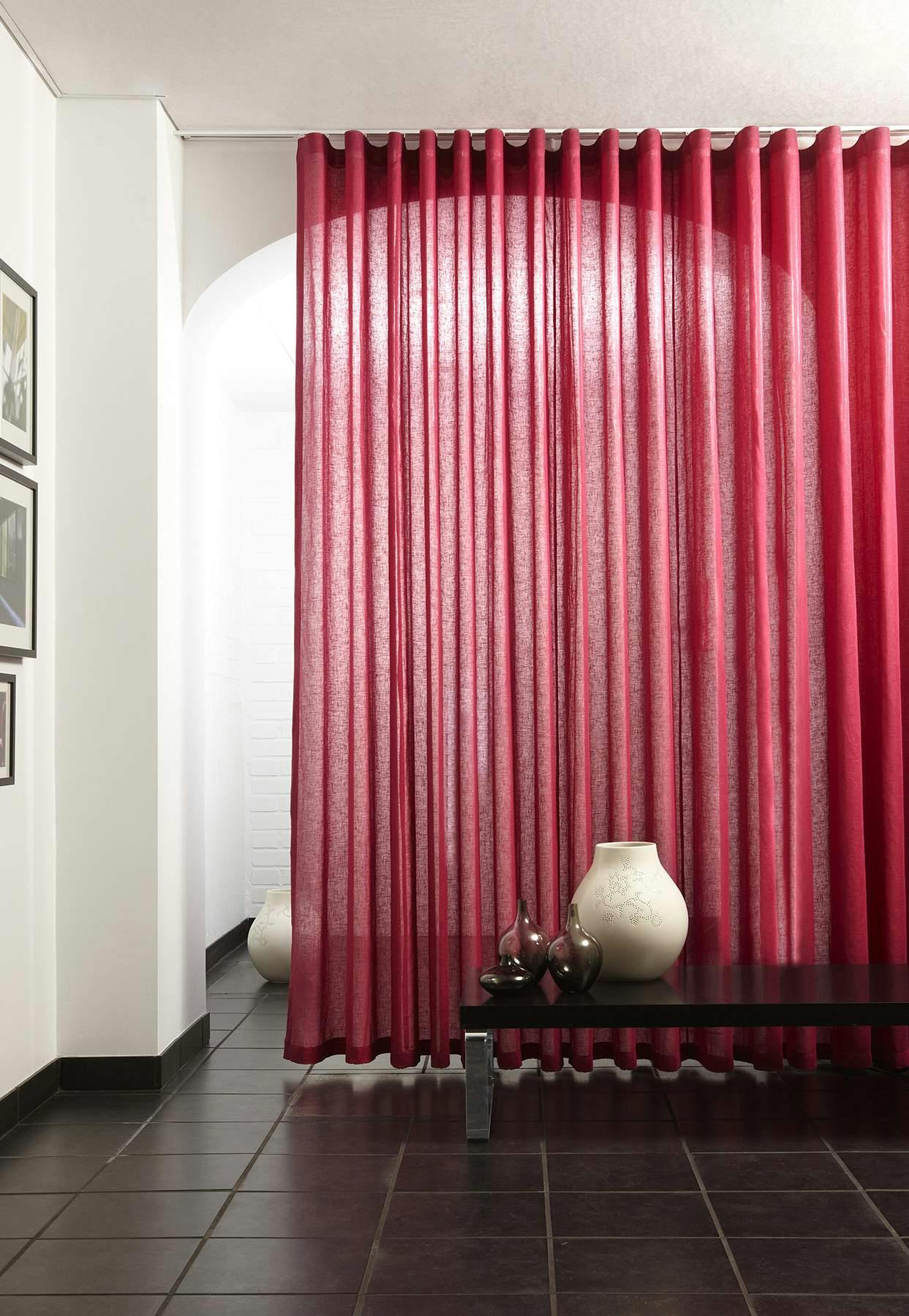 Rideaux salon rouges dans un intérieur neutre