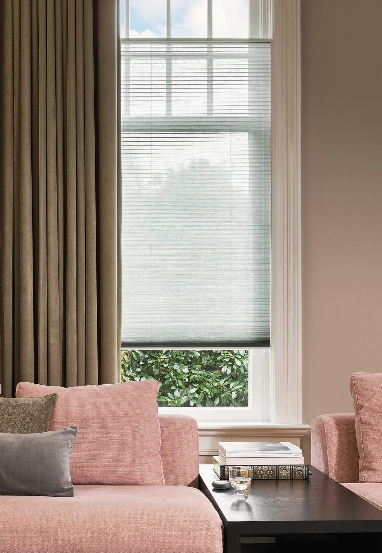 Superposition de stores et rideaux : les stores Duette® clairs combinés avec des rideaux foncés