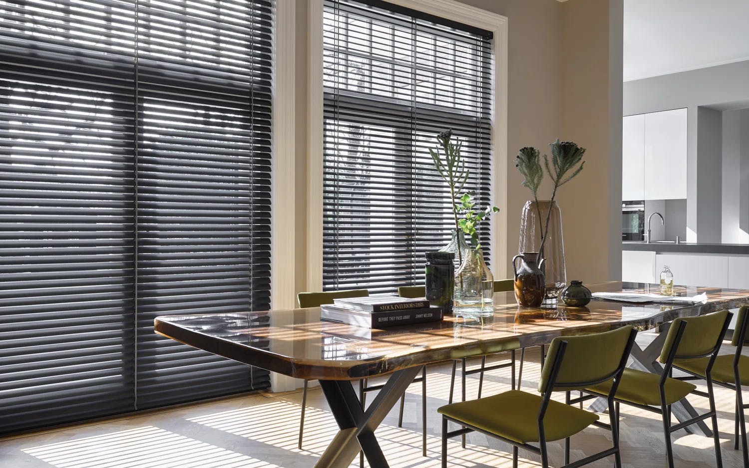 Zwarte horizontale jaloezieën